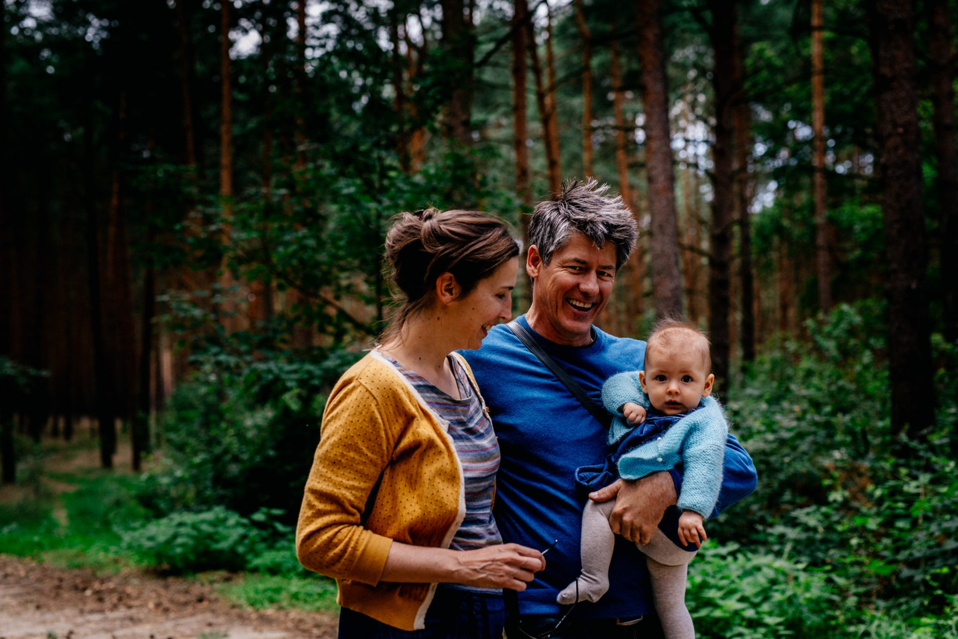 Familienbilder Berlin Wald natürliches Babyshoot