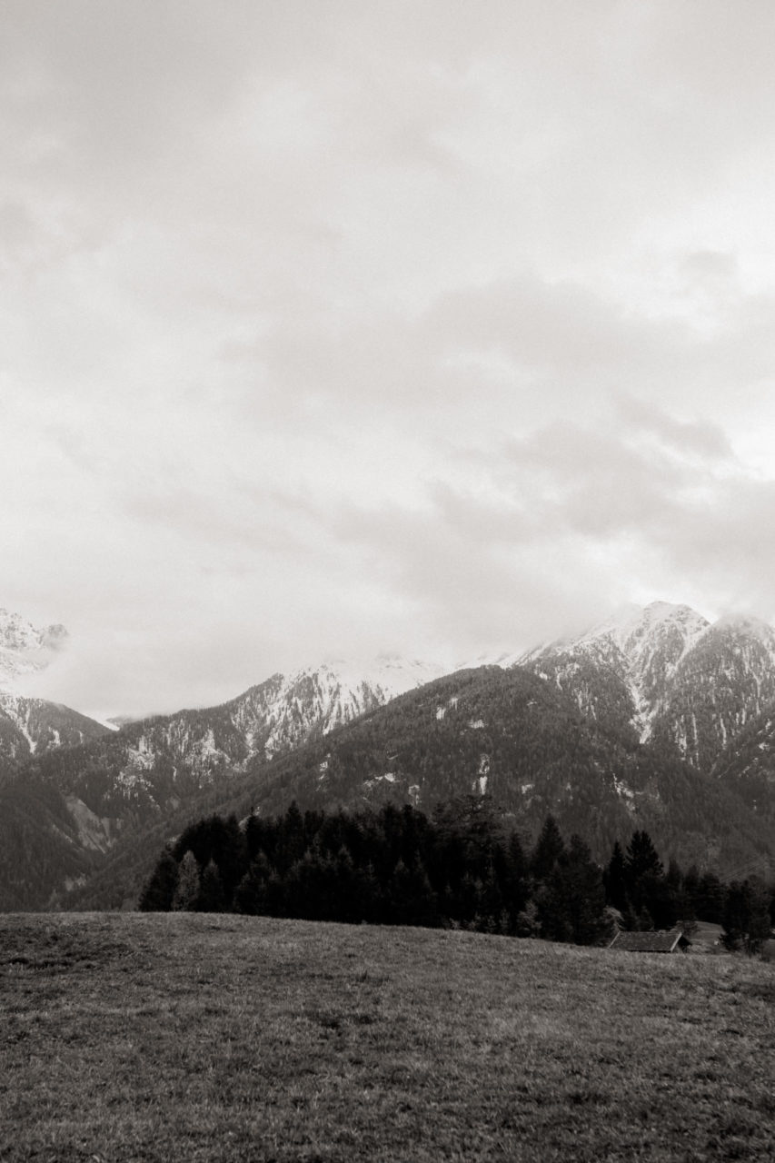 Verlobungsbilder mit Hund-Paarshooting Österreich-tirol hochzeitsfotograf-serfaus Wanderung