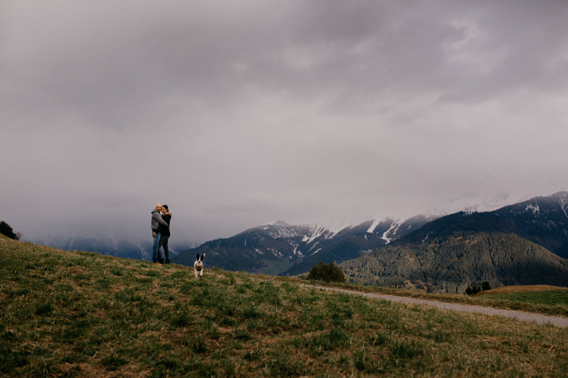 Verlobungsbilder mit Hund-Paarshooting Österreich-tirol hochzeitsfotograf-serfaus Wanderung