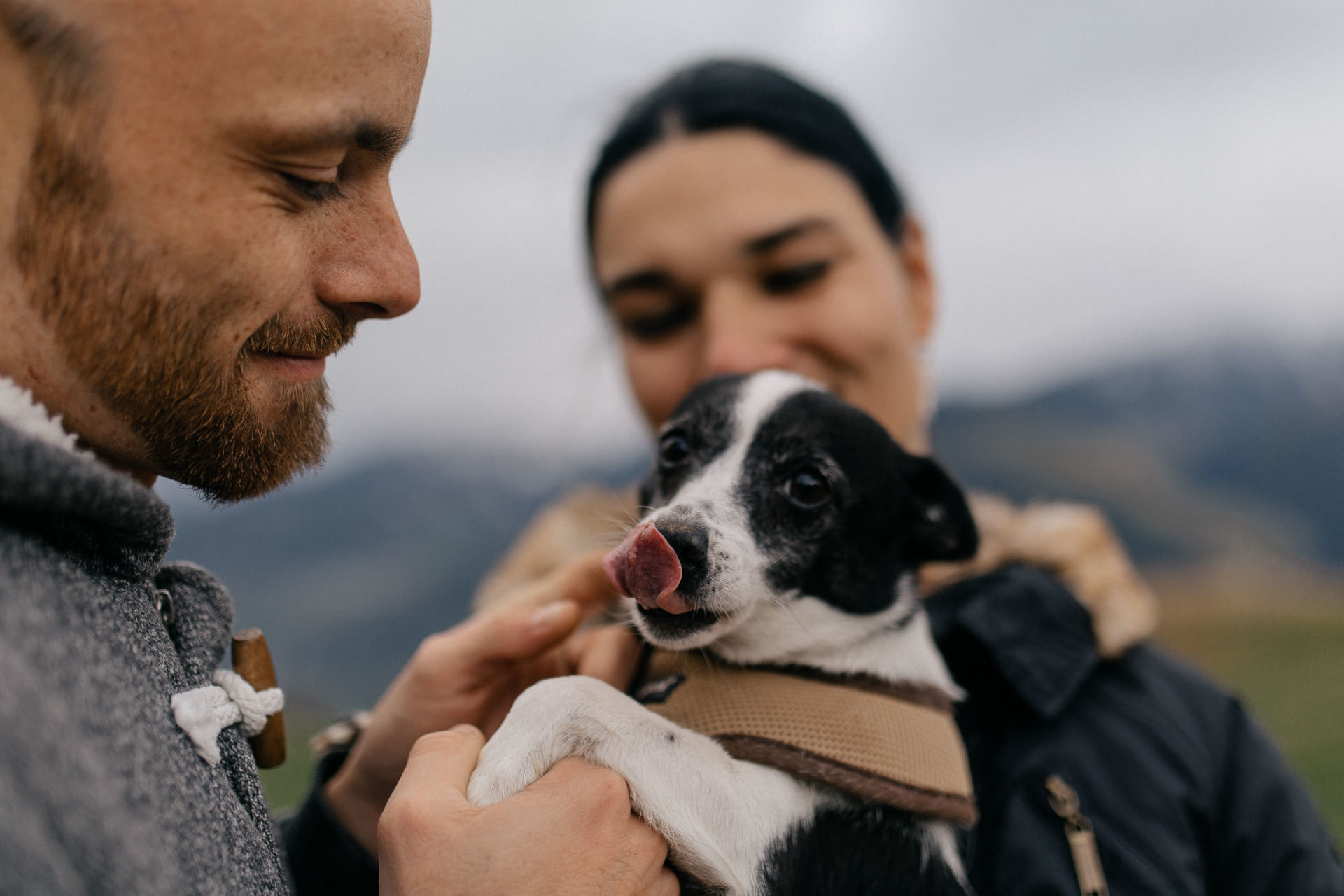 Verlobungsbilder mit Hund-Paarshooting Österreich-tirol hochzeitsfotograf-serfaus Wanderung