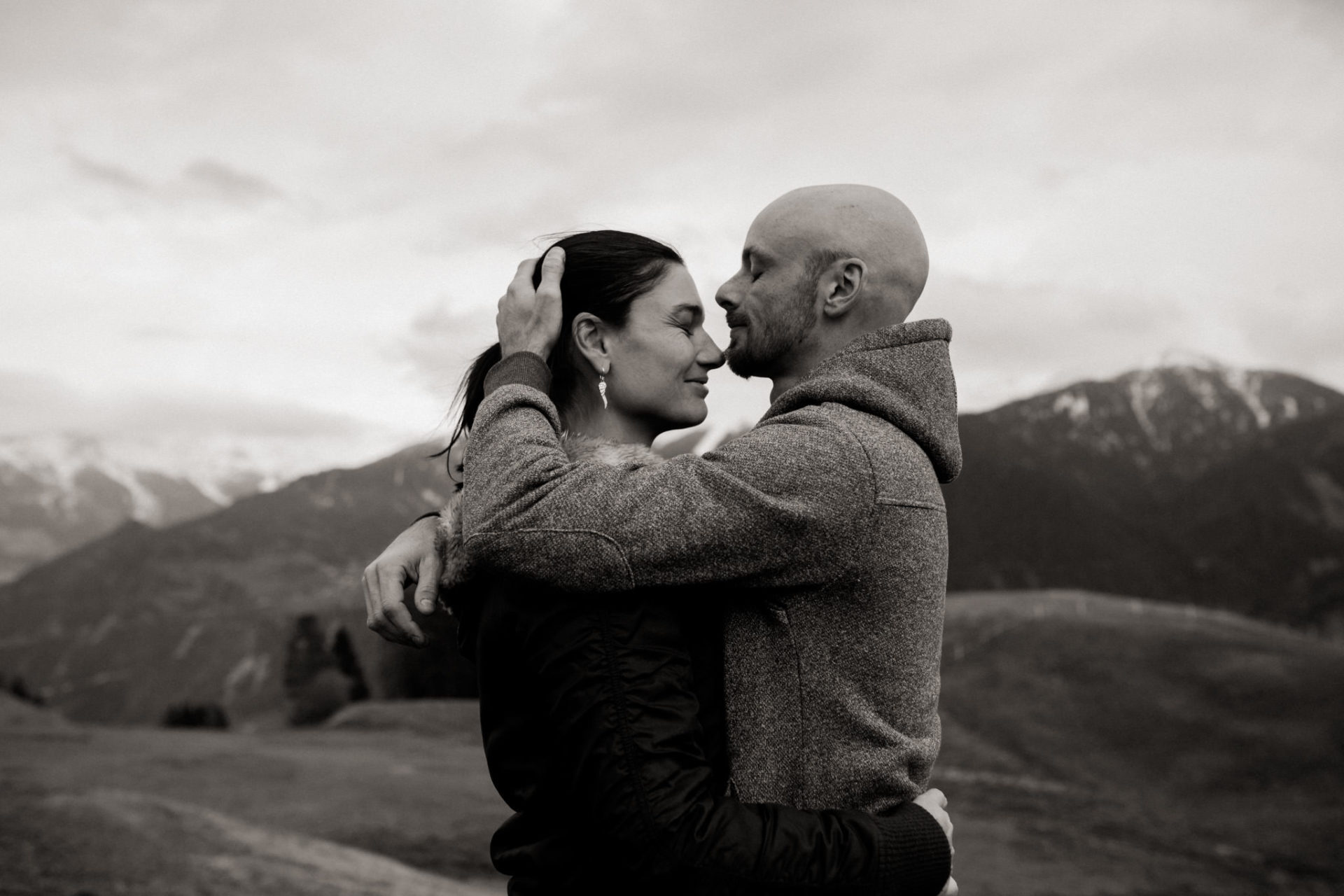Verlobungsbilder mit Hund-Paarshooting Österreich-tirol hochzeitsfotograf-serfaus Wanderung