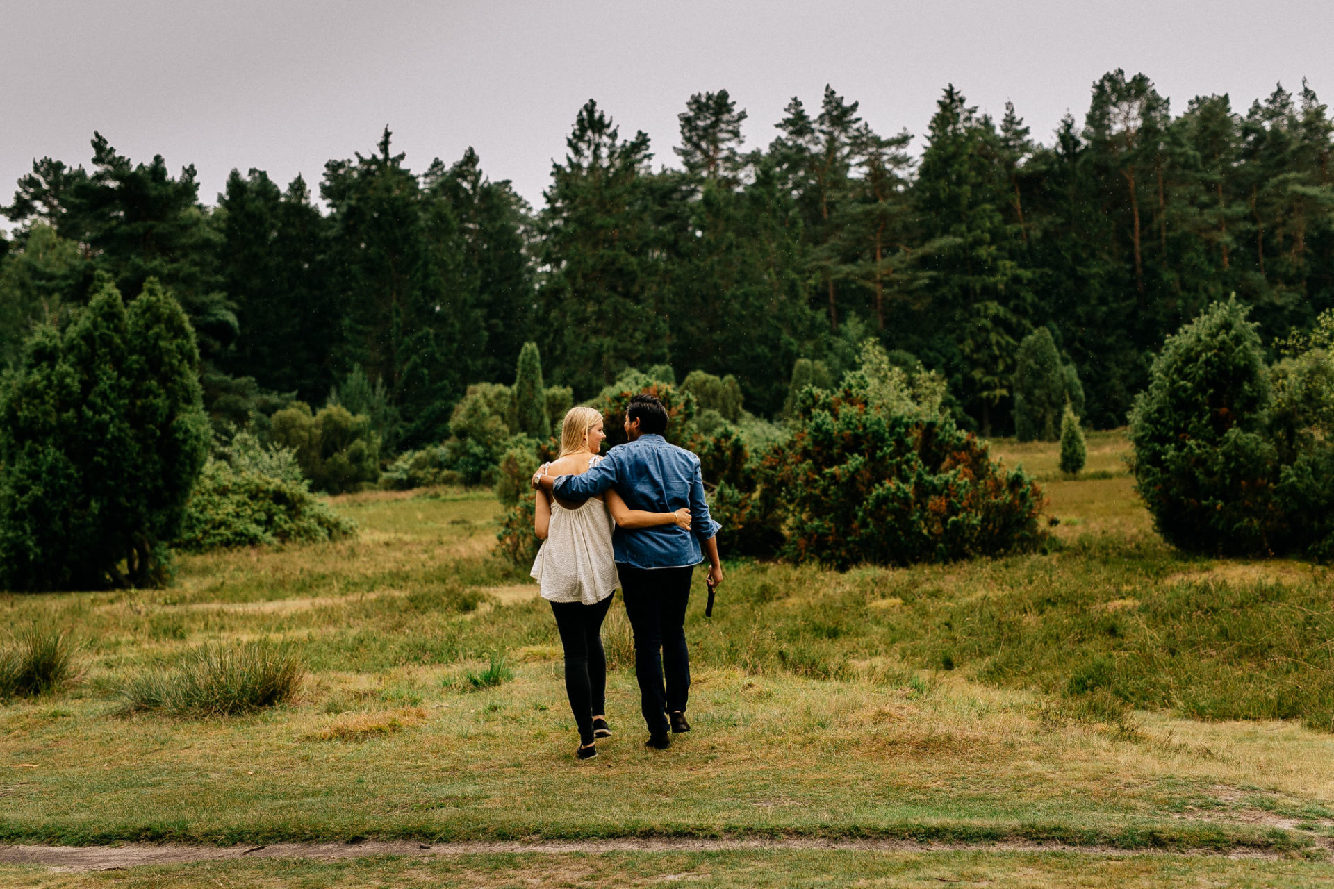 Lüneburger Heide Buchholz Paarshooting-hochzeitsfotograf HH-10 Paarshoot Hamburg Hochzeitsfotografie mit Welpe