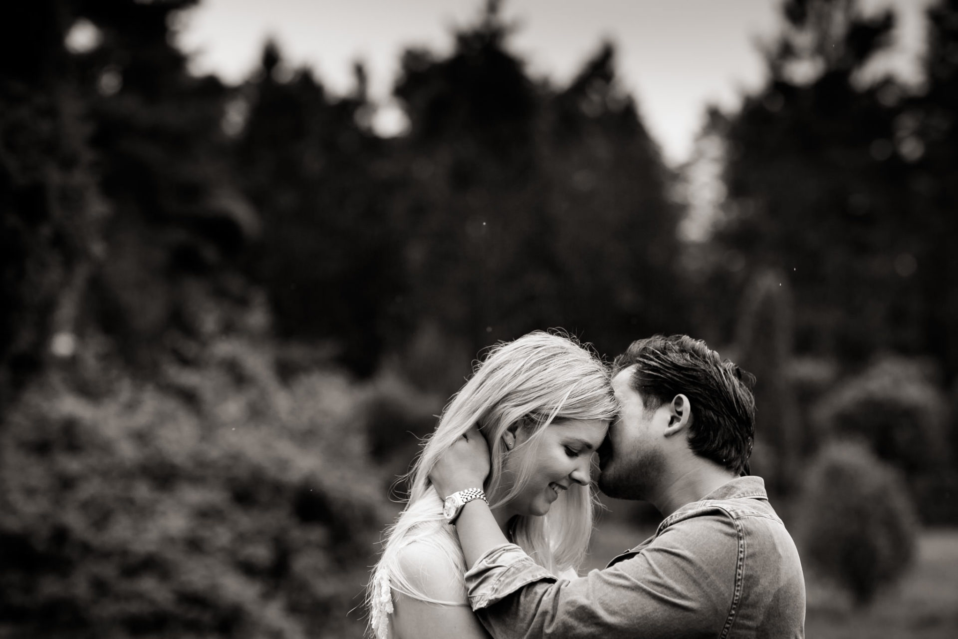 Lüneburger Heide Buchholz Paarshooting-hochzeitsfotograf HH-20 Paarshoot Hamburg Hochzeitsfotografie mit Welpe