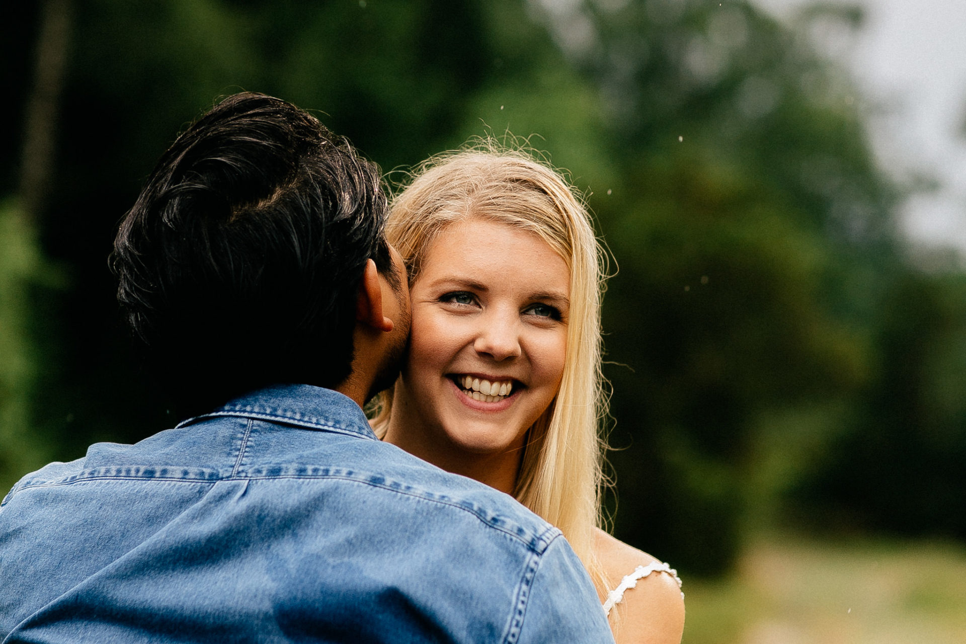 Lüneburger Heide Buchholz Paarshooting-hochzeitsfotograf HH-21 Paarshoot Hamburg Hochzeitsfotografie mit Welpe Hamburg