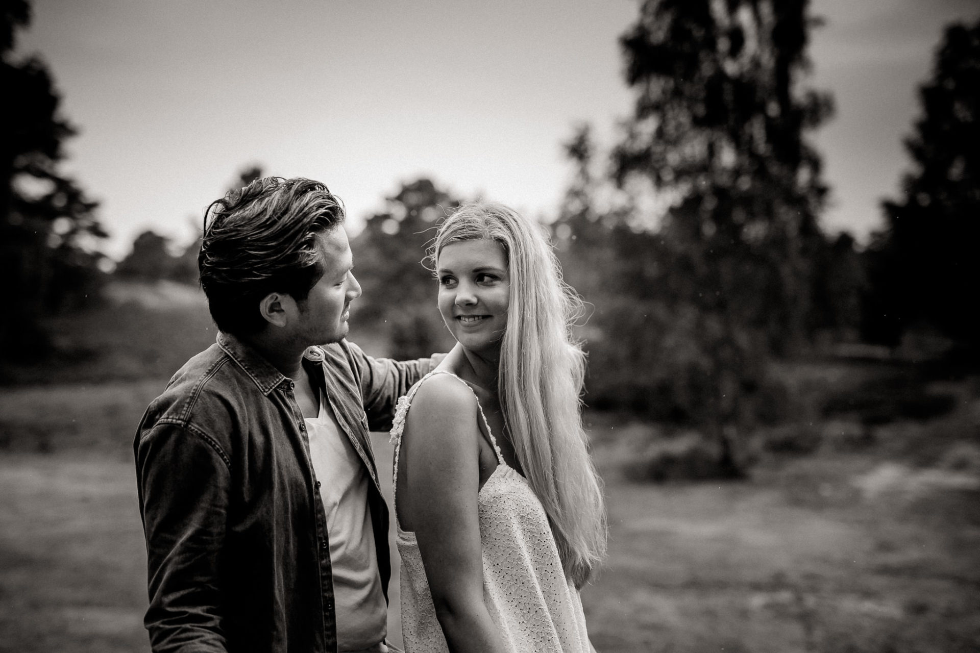 Lüneburger Heide Buchholz Paarshooting-hochzeitsfotograf HH-23 Paarshoot Hamburg Hochzeitsfotografie mit Welpe