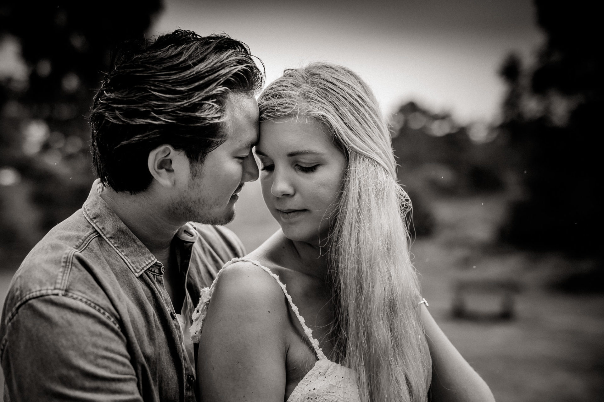 Lüneburger Heide Buchholz Paarshooting-hochzeitsfotograf HH-24 Paarshoot Hamburg Hochzeitsfotografie mit Welpe