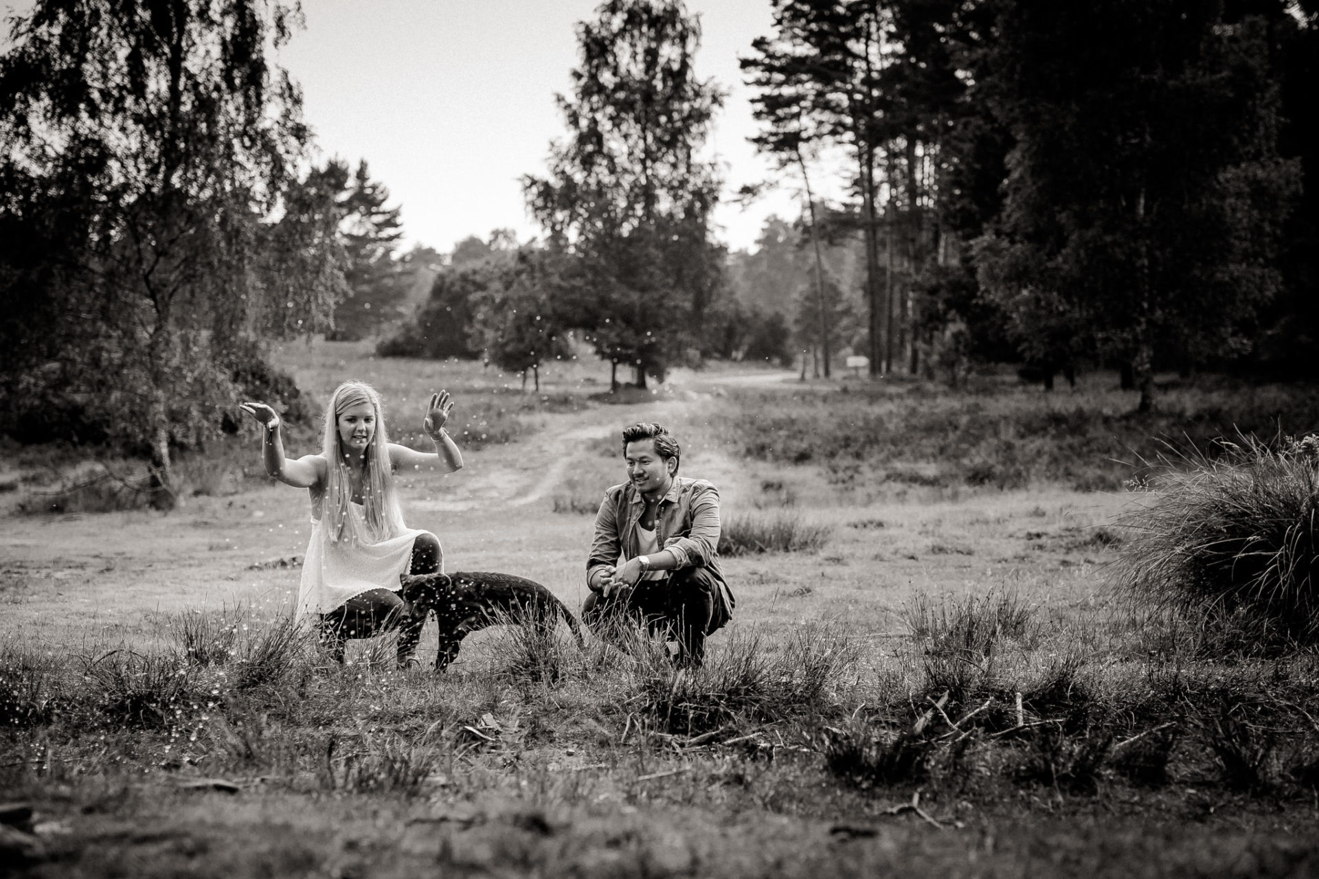 Lüneburger Heide Buchholz Paarshooting-hochzeitsfotograf HH-28 In Love Session Hamburg mit Hund Labrador Welpe
