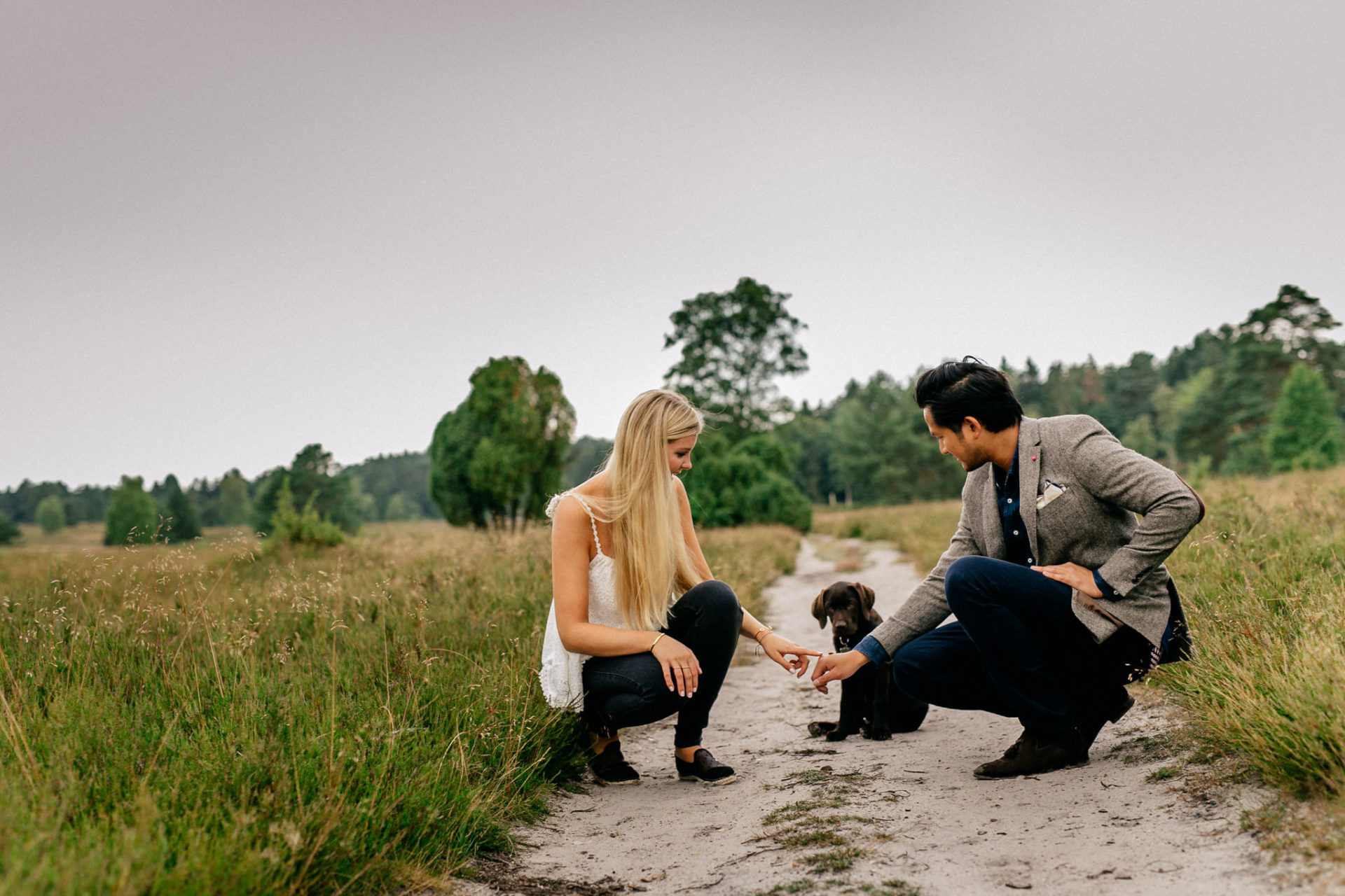 Lüneburger Heide Buchholz Paarshooting-hochzeitsfotograf HH-3 Portrait Paar Verliebt Hund Welpe Natur Lüneburger Heide Hamburg