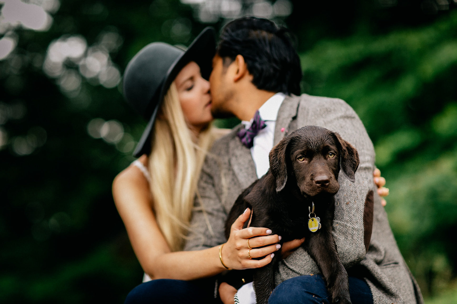 Lüneburger Heide Buchholz Paarshooting-hochzeitsfotograf HH-34 In Love Session Hamburg mit Hund Labrador Welpe