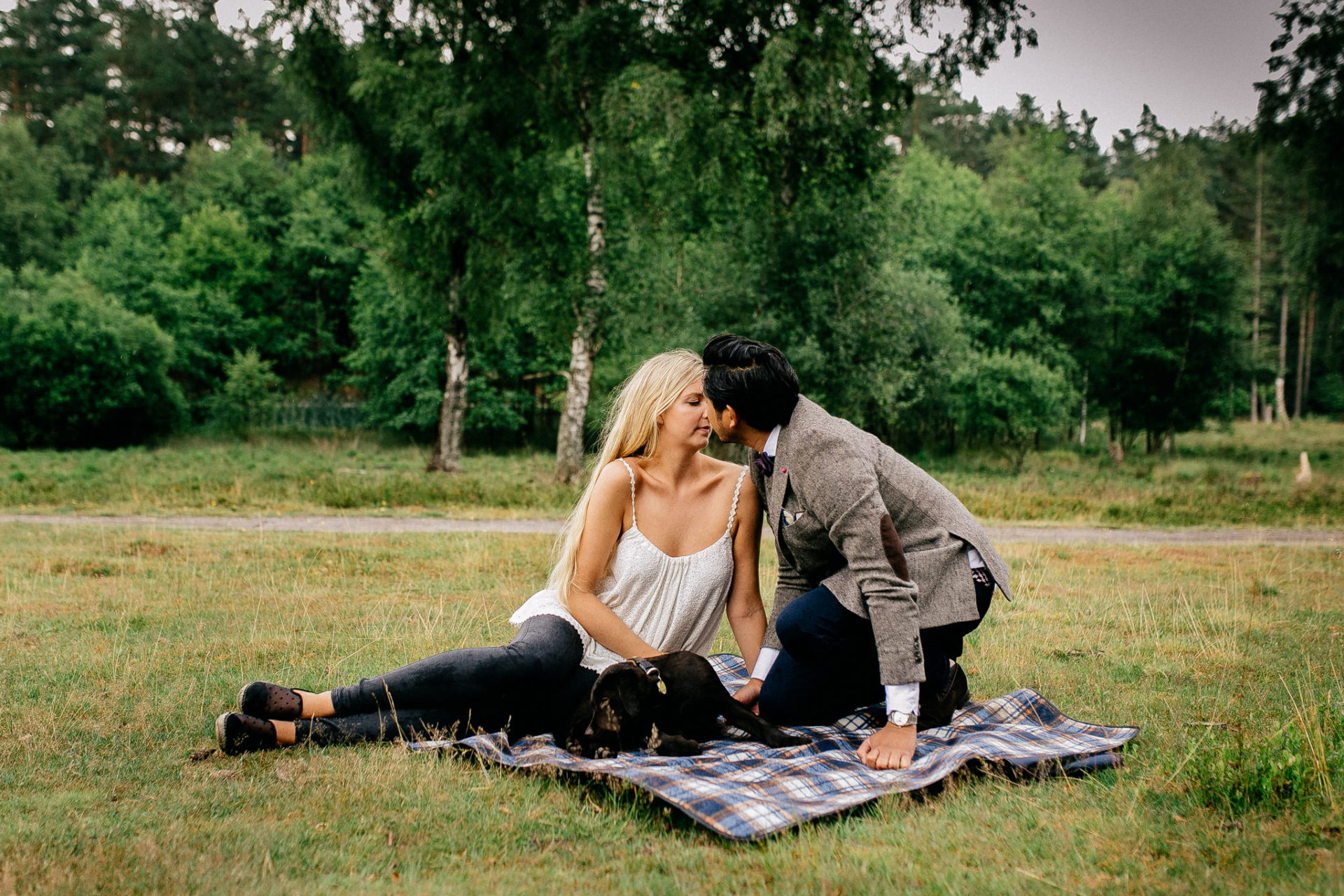 Lüneburger Heide Buchholz Paarshooting-hochzeitsfotograf HH-36 In Love Session Hamburg mit Hund Labrador Welpe