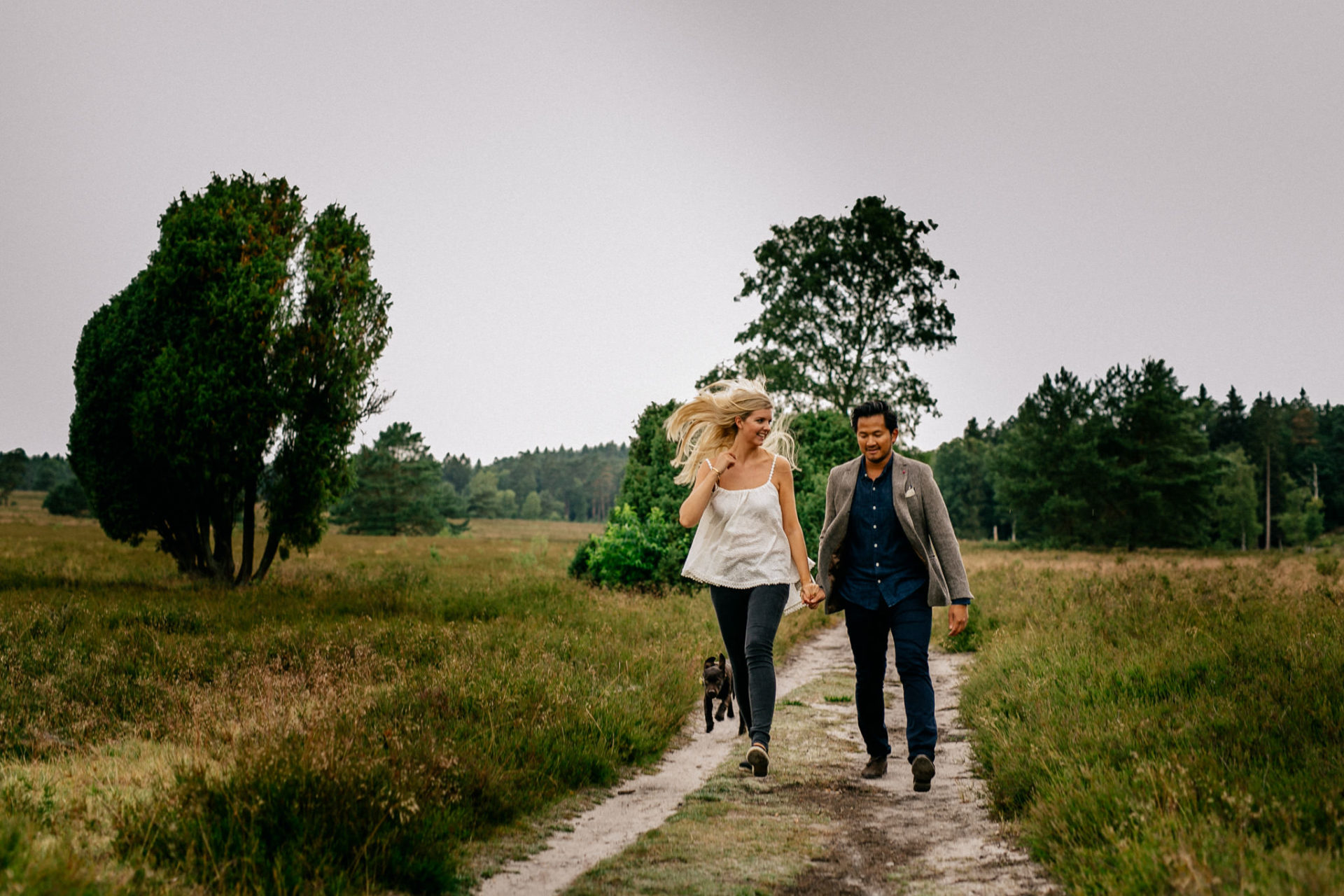 Lüneburger Heide Buchholz Paarshooting-hochzeitsfotograf HH-5 Portrait Paar Verliebt Hund Welpe Natur Lüneburger Heide Hamburg
