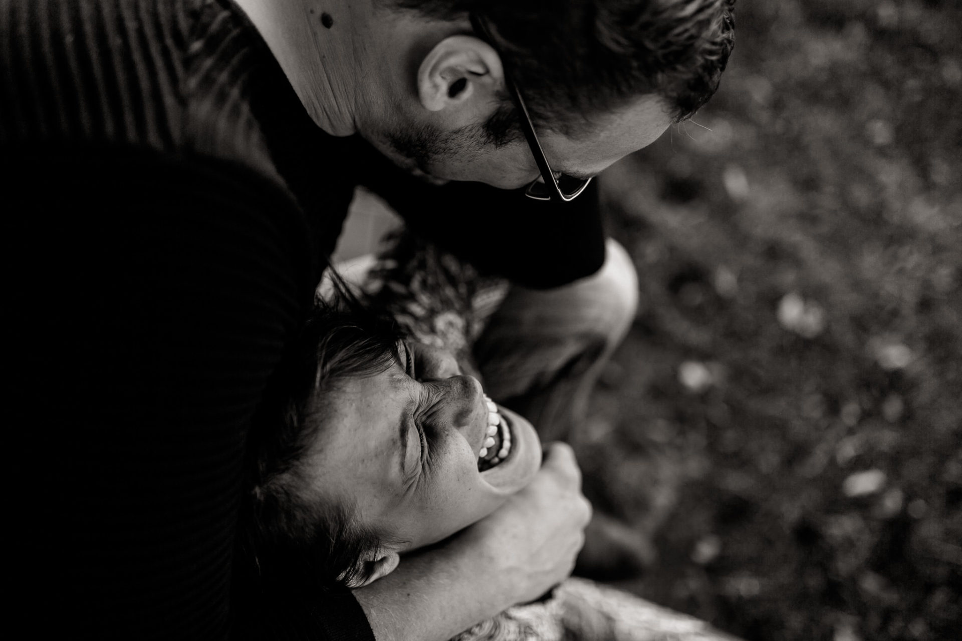 Verlobungsbilder Stuttgart Vaihingen Enz Blumenwiese Spaziergang-14 Hochzeitsfotograf Ludwigsburg-heiraten Steinbachhof-Verlobungsshooting Blumenwiese-Altweibersommer-emotionale Portraits schwarzweiß-Paarshooting Stuttgart