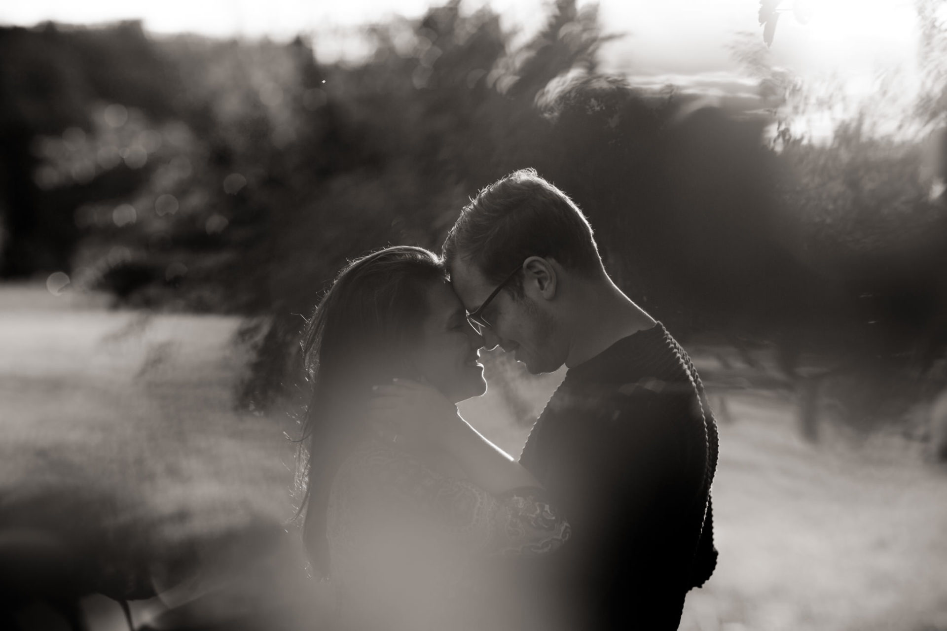 Verlobungsbilder Stuttgart Vaihingen Enz Blumenwiese Spaziergang-19 Hochzeitsfotograf Ludwigsburg-heiraten Steinbachhof-Verlobungsshooting Apfelwiesen-emotionale portraits schwarzweiß-Paarshooting Stuttgart