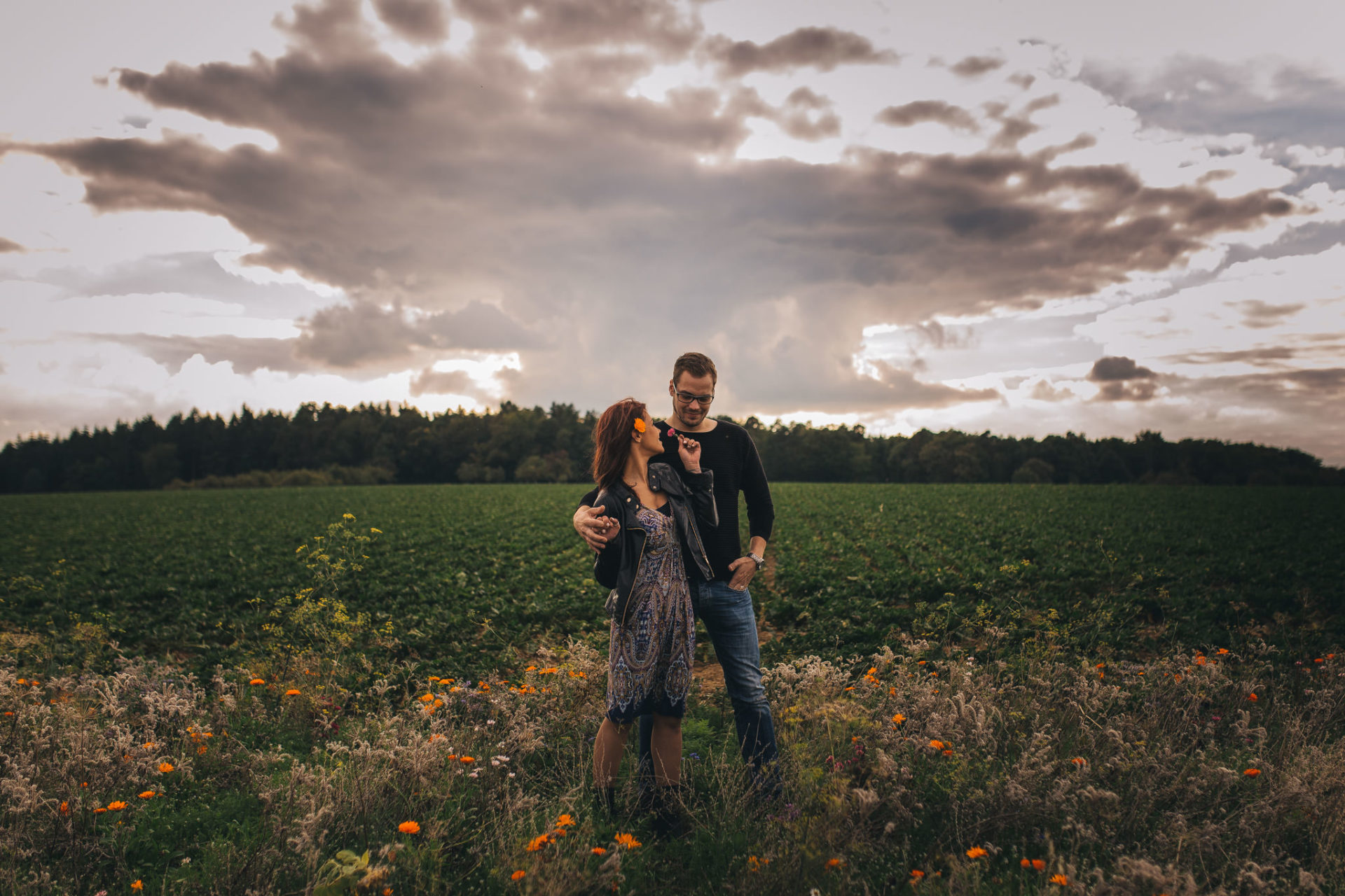 Verlobungsbilder Stuttgart Vaihingen Enz Blumenwiese Spaziergang-2 Hochzeitsfotograf Vaihingen Enz-heiraten Steinbachhof-Verlobungsshooting Blumenwiese-Altweibersommer-emotionale Portraits-Paarshooting Stuttgart