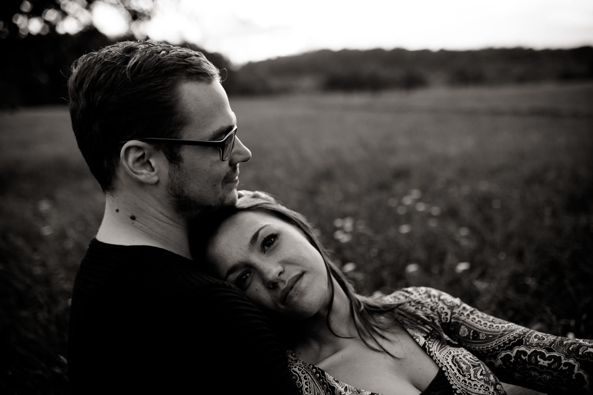 Verlobungsbilder Stuttgart Vaihingen Enz Blumenwiese Spaziergang-21 Hochzeitsfotograf Ludwigsburg-heiraten Steinbachhof-Verlobungsshooting Apfelwiesen-emotionale portraits schwarzweiß-Paarshooting Stuttgart