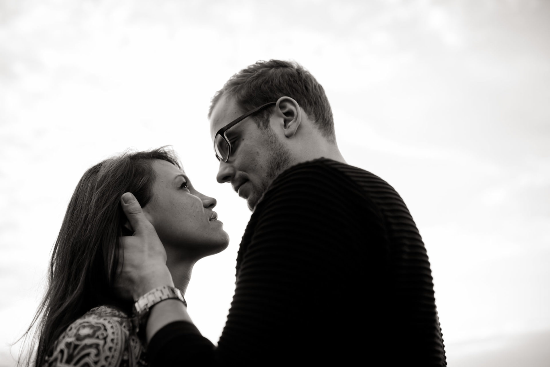 Verlobungsbilder Stuttgart Vaihingen Enz Blumenwiese Spaziergang-22 Hochzeitsfotograf Ludwigsburg-heiraten Steinbachhof-Verlobungsshooting Apfelwiesen-emotionale portraits schwarzweiß-Paarshooting Stuttgart