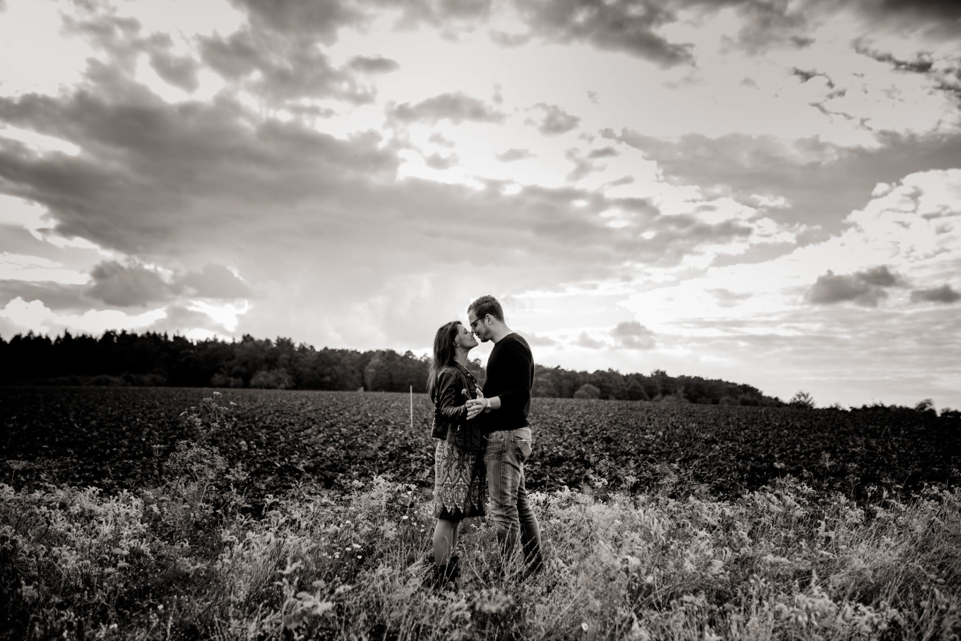 Verlobungsbilder Stuttgart Vaihingen Enz Blumenwiese Spaziergang-3 Hochzeitsfotograf Vaihingen Enz-heiraten Steinbachhof-Verlobungsshooting Blumenwiese-Altweibersommer-emotionale Portraits-Paarshooting Stuttgart