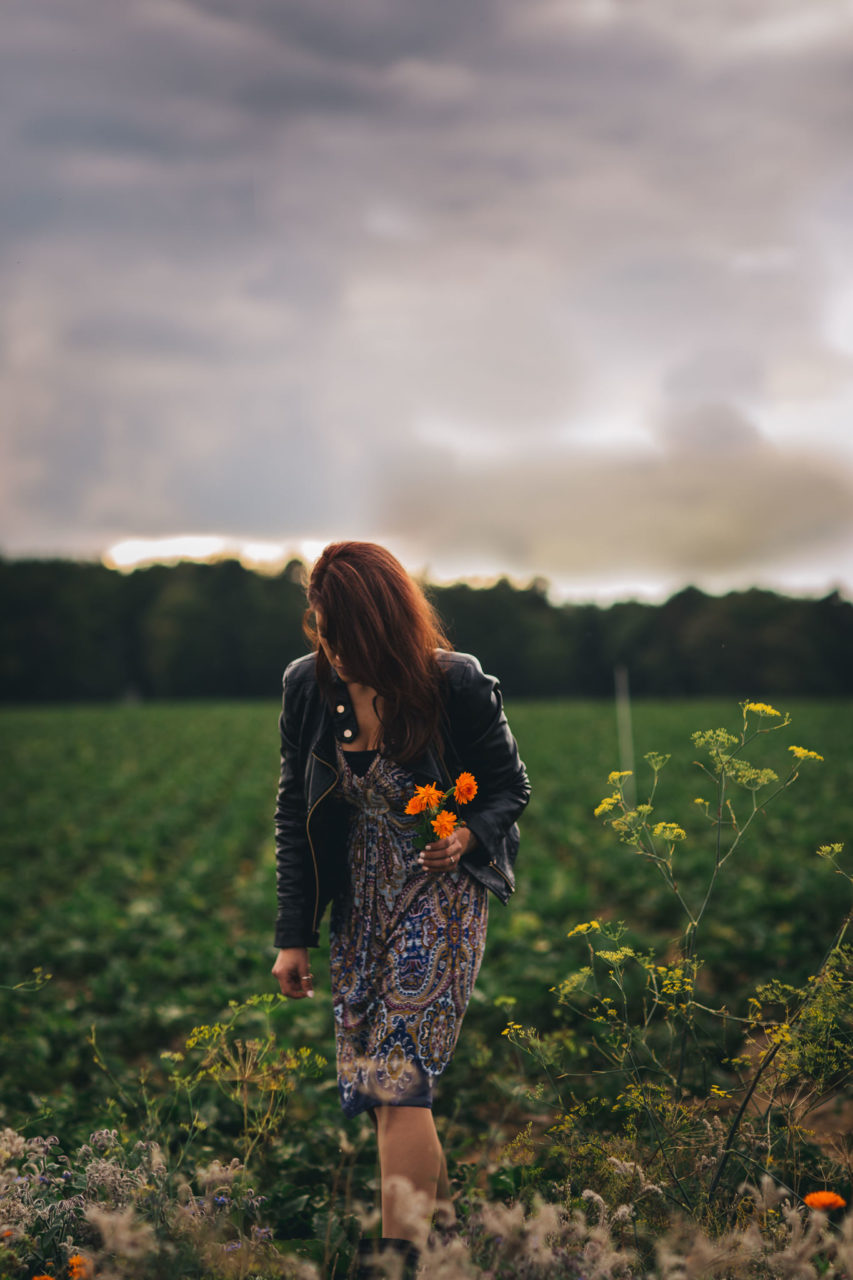 Verlobungsbilder Stuttgart Vaihingen Enz Blumenwiese Spaziergang-4 Hochzeitsfotograf Vaihingen Enz-heiraten Steinbachhof-Verlobungsshooting Blumenwiese-Altweibersommer-emotionale Portraits-Paarshooting Stuttgart
