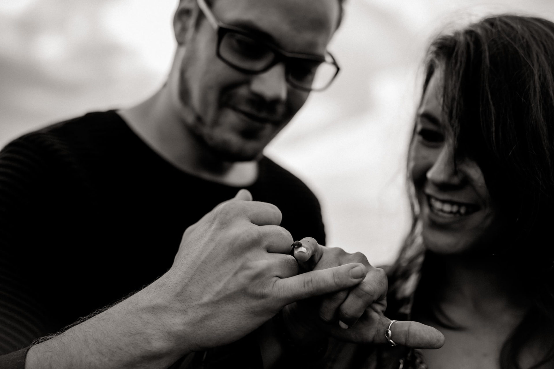 Verlobungsbilder Stuttgart Vaihingen Enz Blumenwiese Spaziergang-5 Hochzeitsfotograf Vaihingen Enz-heiraten Steinbachhof-Verlobungsshooting Blumenwiese-Altweibersommer-emotionale Portraits-Paarshooting Stuttgart-marienkäfer Punkte Zählen
