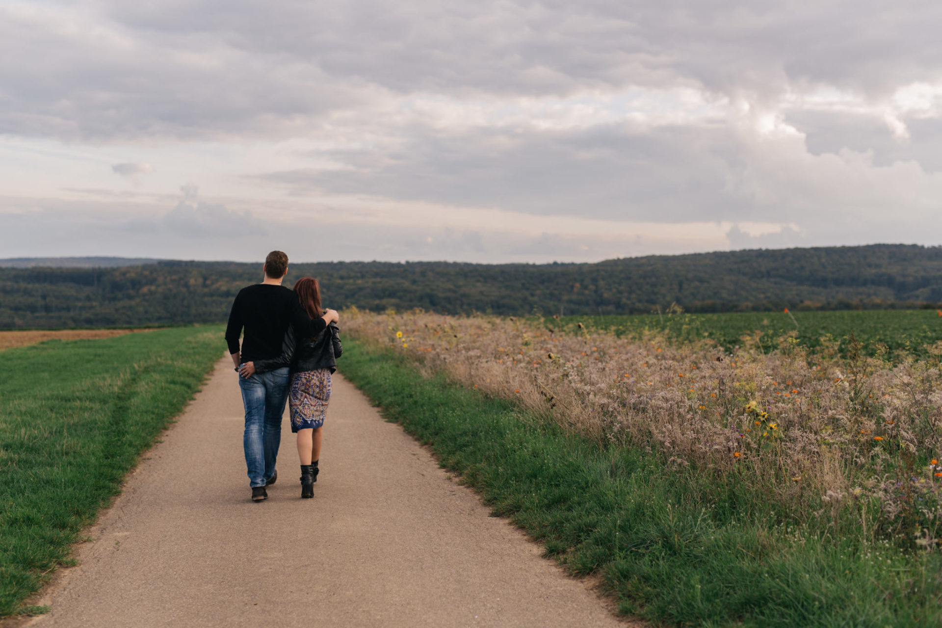 Verlobungsbilder Stuttgart Vaihingen Enz Blumenwiese Spaziergang-6 Hochzeitsfotograf Vaihingen Enz-heiraten Steinbachhof-Verlobungsshooting Blumenwiese-Altweibersommer-emotionale Portraits-Paarshooting Stuttgart