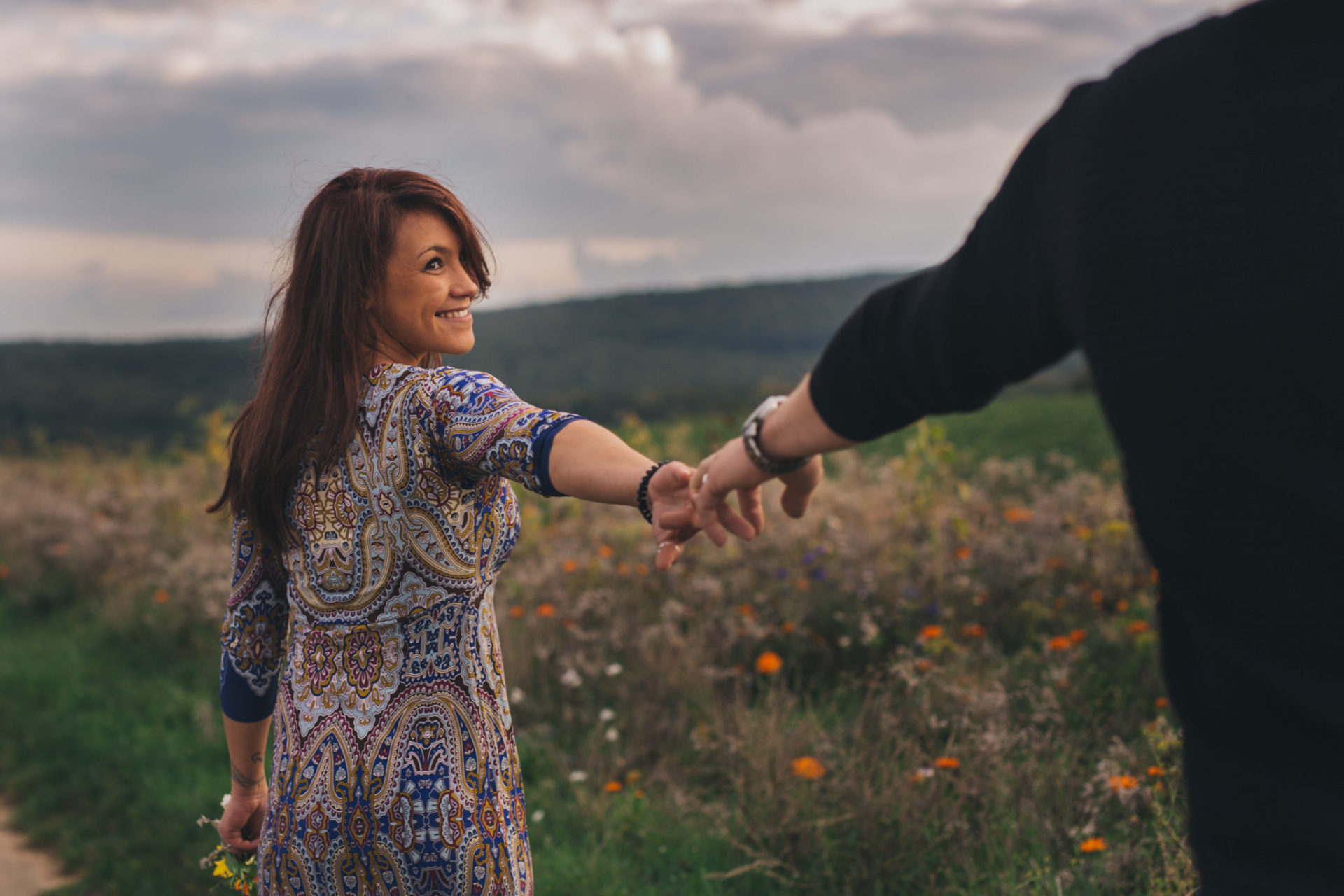 Verlobungsbilder Stuttgart Vaihingen Enz Blumenwiese Spaziergang-7 Hochzeitsfotograf Vaihingen Enz-heiraten Steinbachhof-Verlobungsshooting Blumenwiese-Altweibersommer-emotionale Portraits-Paarshooting Stuttgart