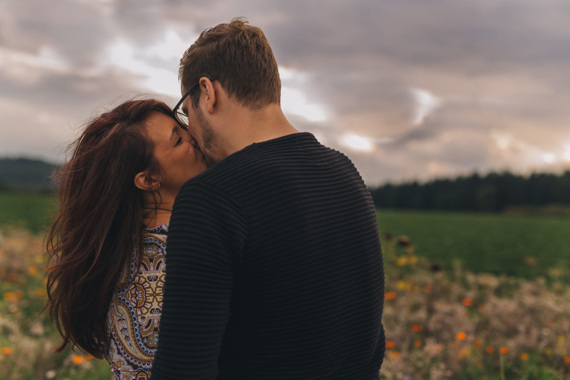 Verlobungsbilder Stuttgart Vaihingen Enz Blumenwiese Spaziergang-8 Hochzeitsfotograf Vaihingen Enz-heiraten Steinbachhof-Verlobungsshooting Blumenwiese-Altweibersommer-emotionale Portraits-Paarshooting Stuttgart