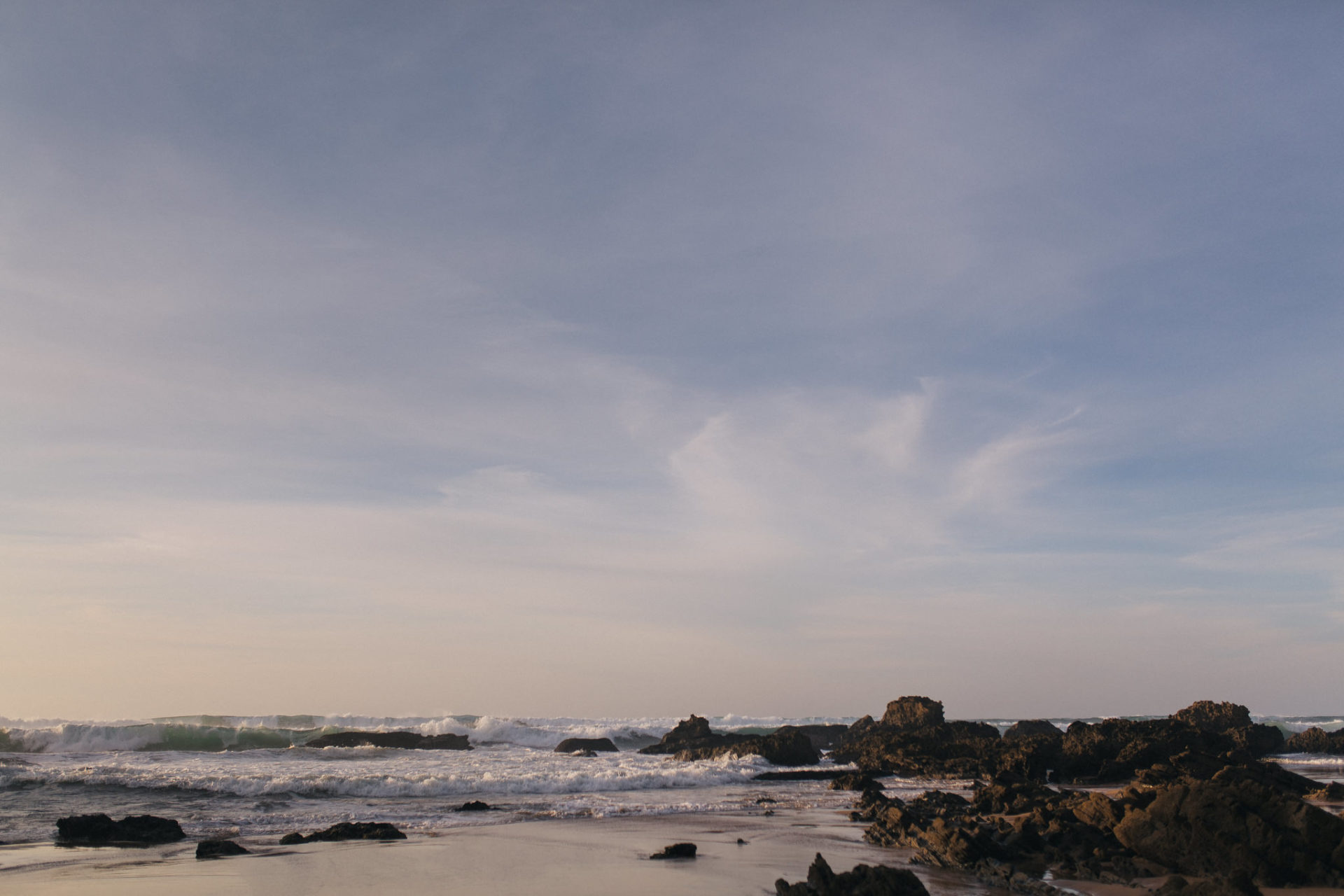 Paarshoot Portugal Algarve Strand authentische Hochzeitsfotografie