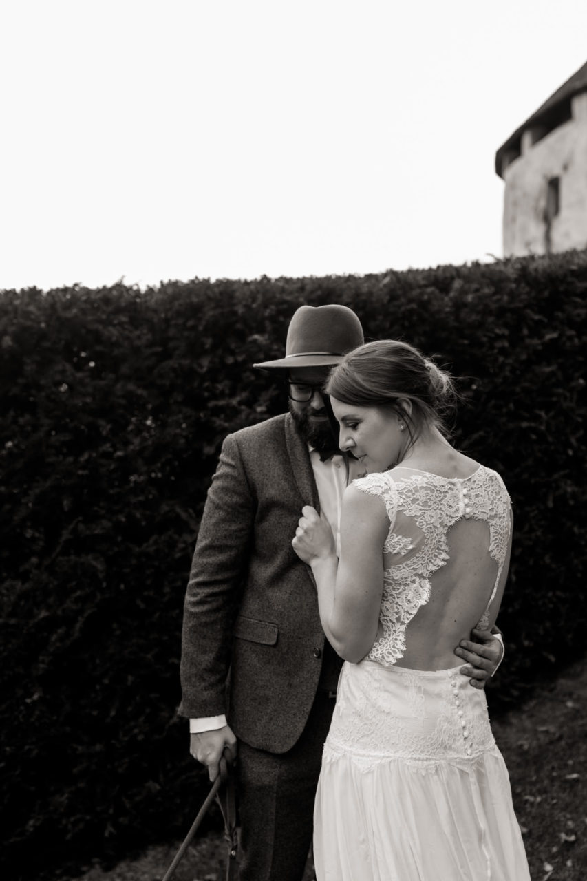 ungestellte hochzeitsbilder-schwarzweiß portrait-burg Hochzeit innsbruck tirol