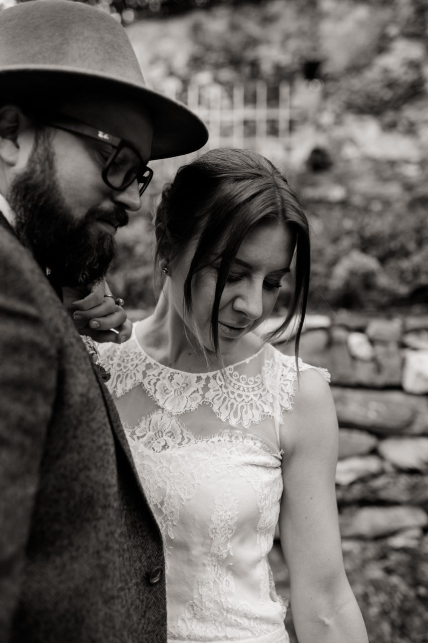 ungestellte hochzeitsbilder-schwarzweiß portrait-burg Hochzeit innsbruck tirol