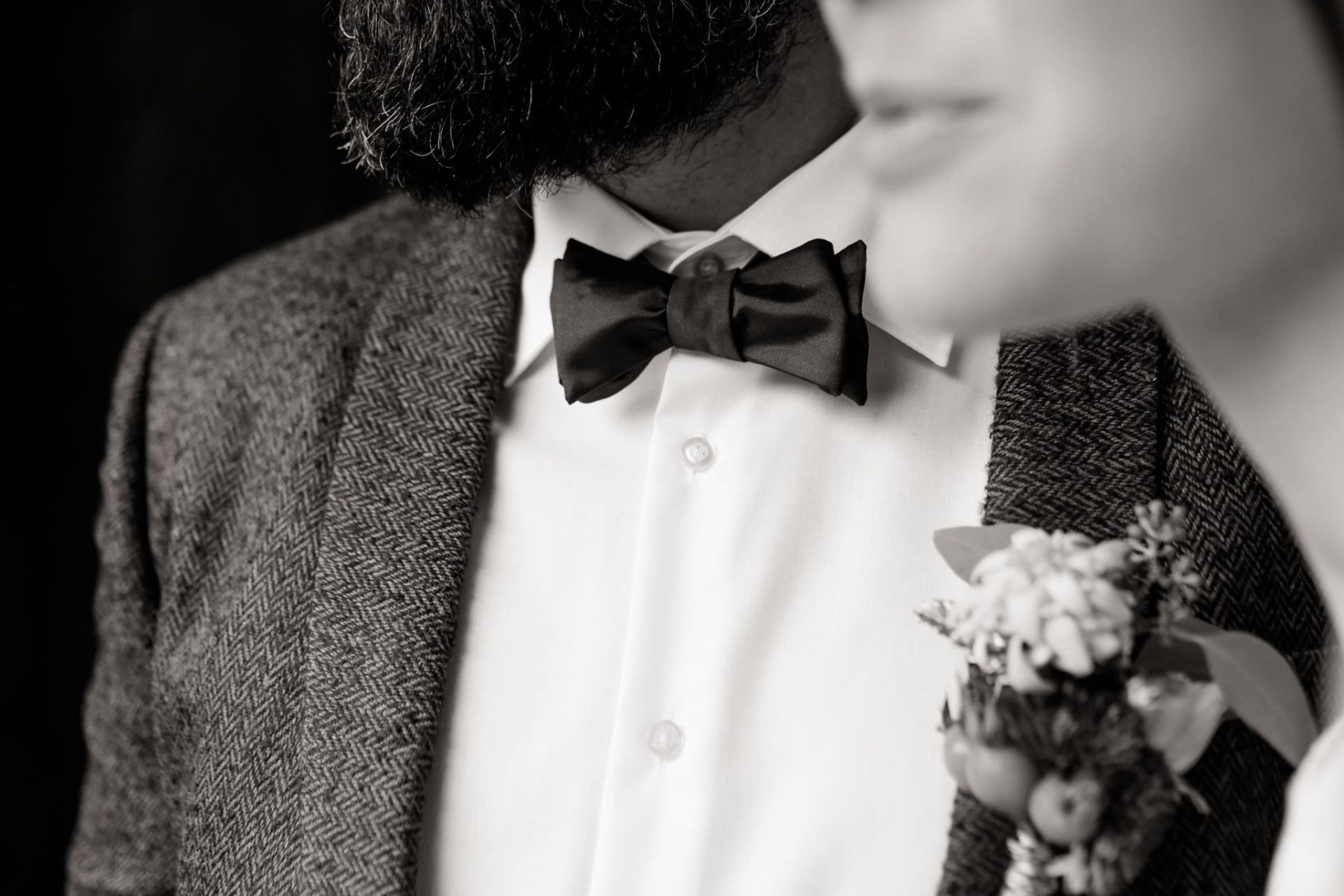 fliege Bräutigam-schwarzweiß detailfoto-heiraten innsbruck-anstecker blumen bräutigam
