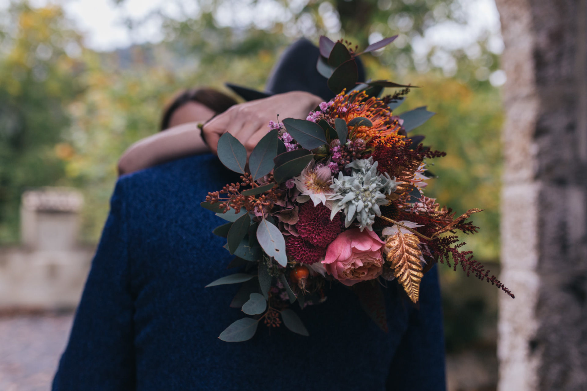 herbsthochzeit Österreich-kreativer Brautstrauß-die hochzeitsfloristen-kupfer blumen Hochzeit
