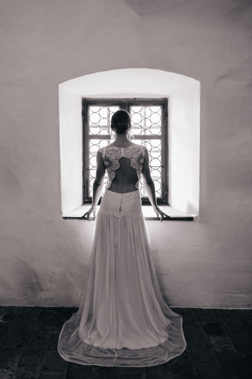 braut portrait romantisch-burgenhochzeit Österreich-innsbruck schloss Friedberg heiraten-boho brautkleid