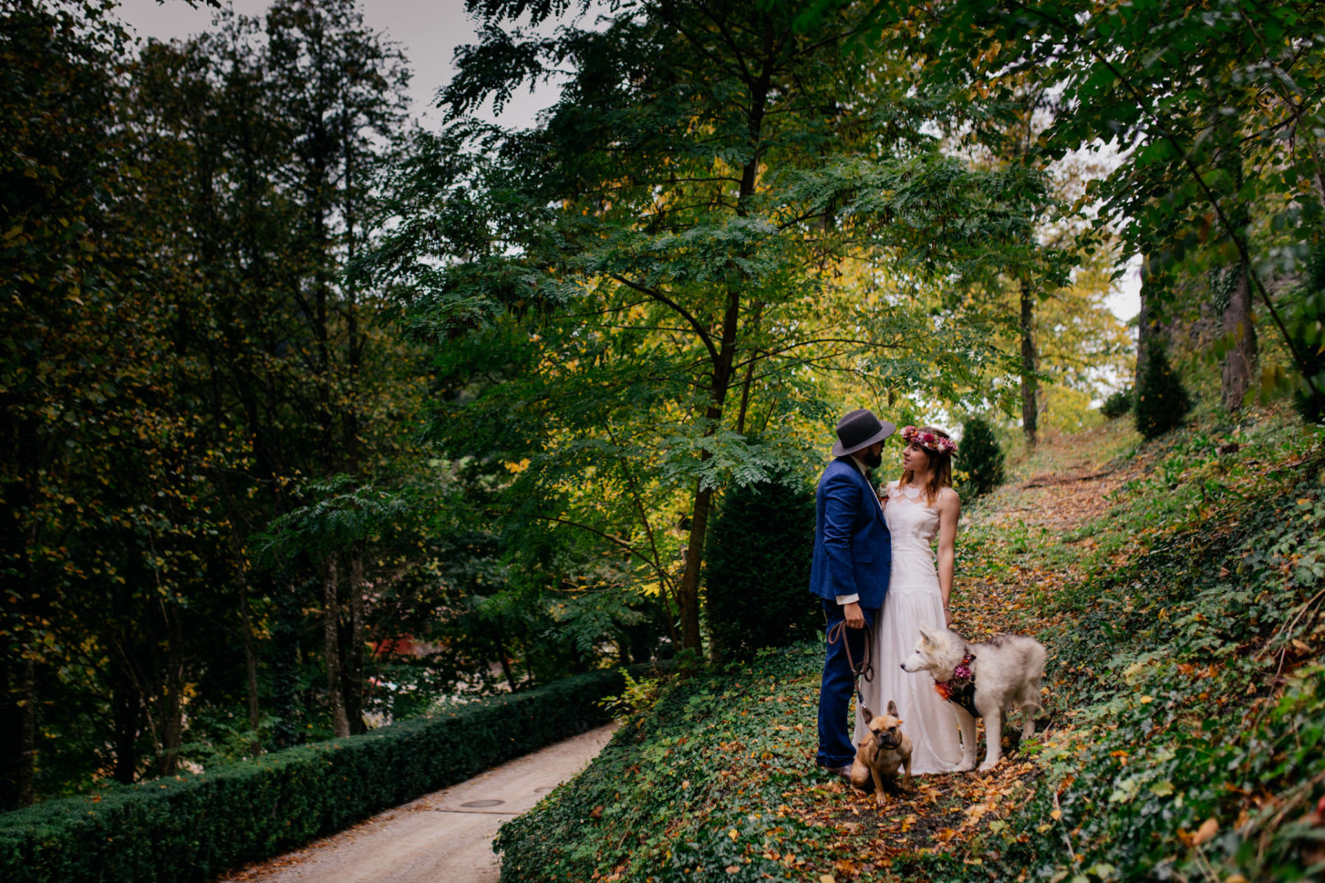 romantische herbsthochzeit burg Friedberg tirol-innsbruck hochzeitsfotograf-heiraten mit Hund
