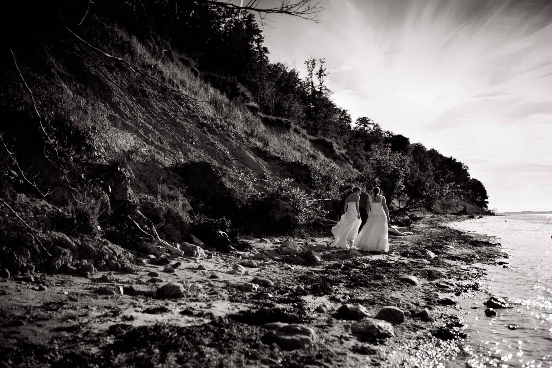 Lesbisches Paarshoot Hochzeitsfotografie Holi Farben Norddeutschland