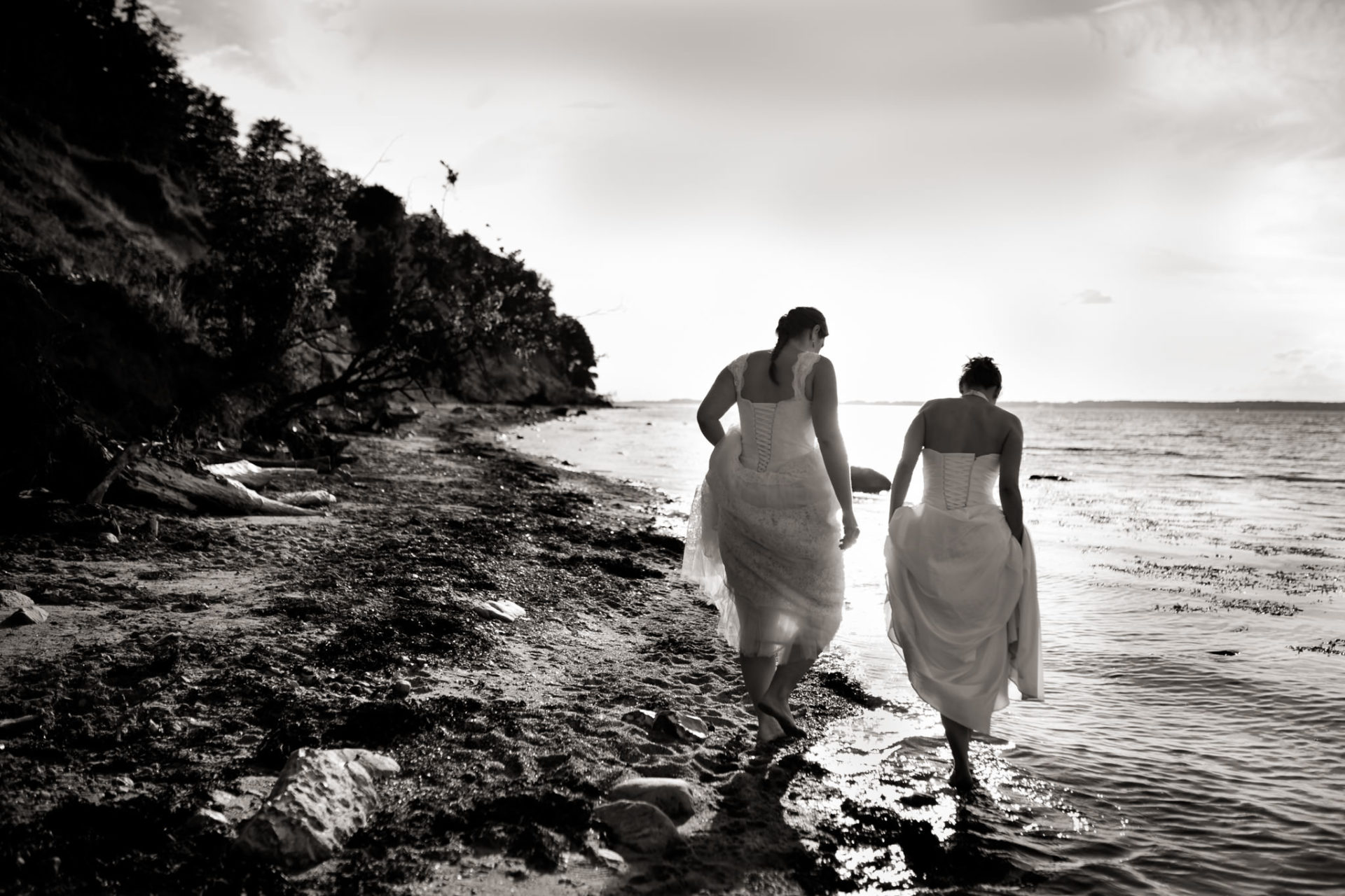 Lesbisches Paarshoot Hochzeitsfotografie Holi Farben Norddeutschland