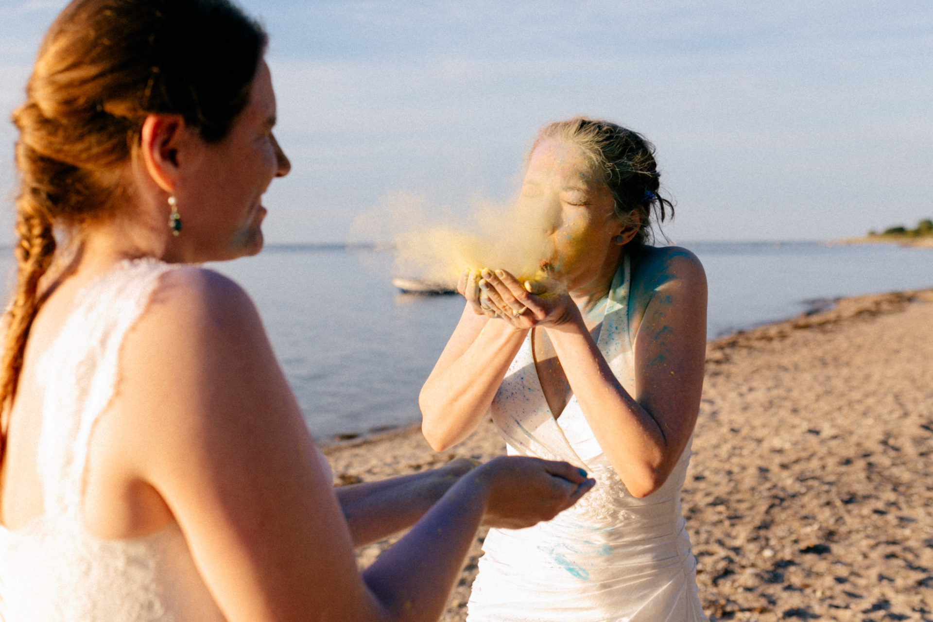 Lesbisches Paarshoot Hochzeitsfotografie Holi Farben Norddeutschland