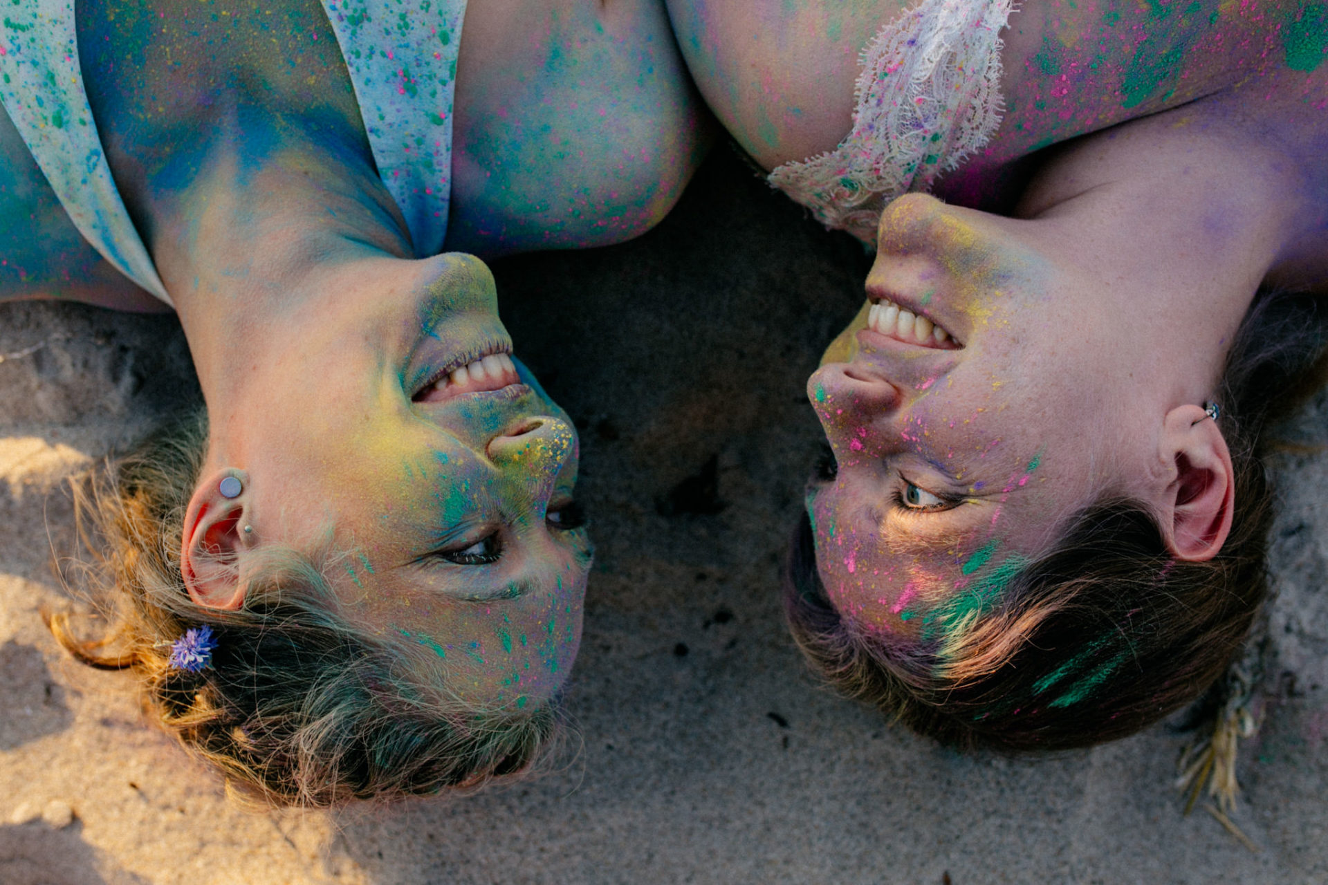 LGBT Paar Lesbische Hochzeit Holi Colors Deutschland