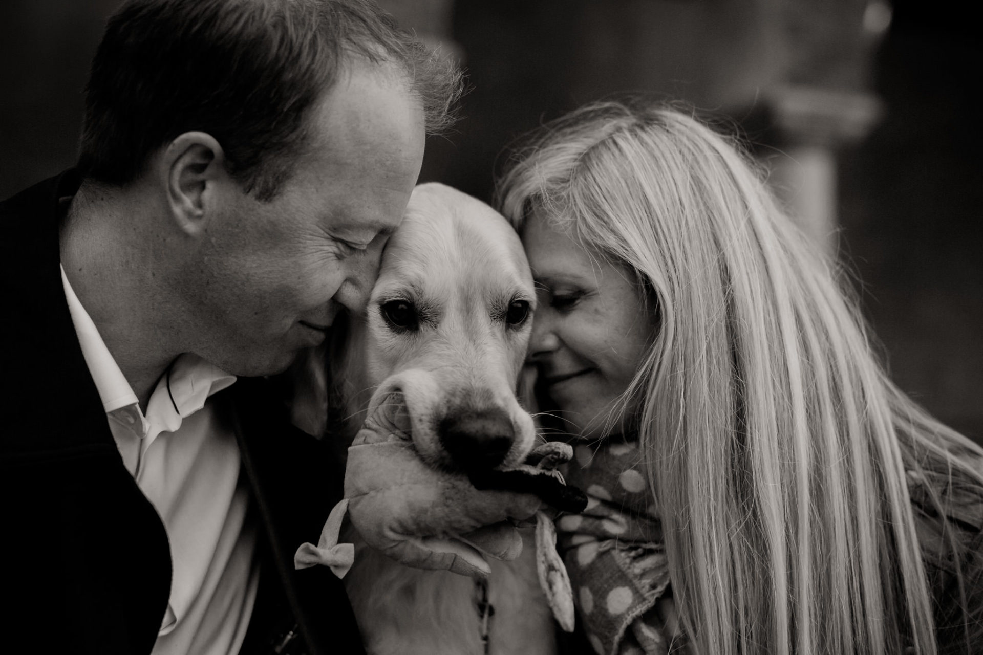 verlobungsbilder mit Hund-Golden Retriever kuscheln-portraits mit Hund
