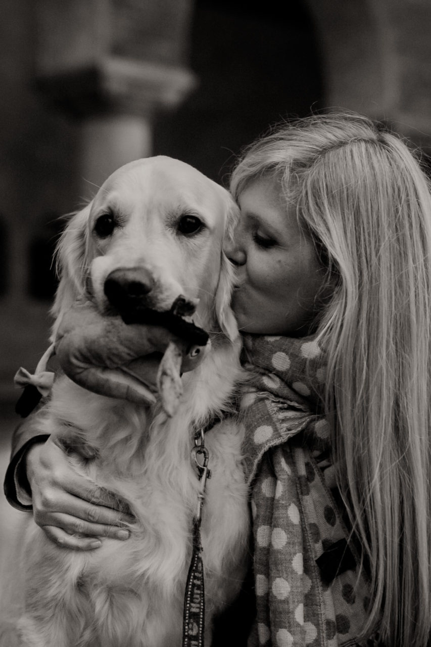verlobungsbilder mit Hund-Golden Retriever kuscheln-portraits mit Hund