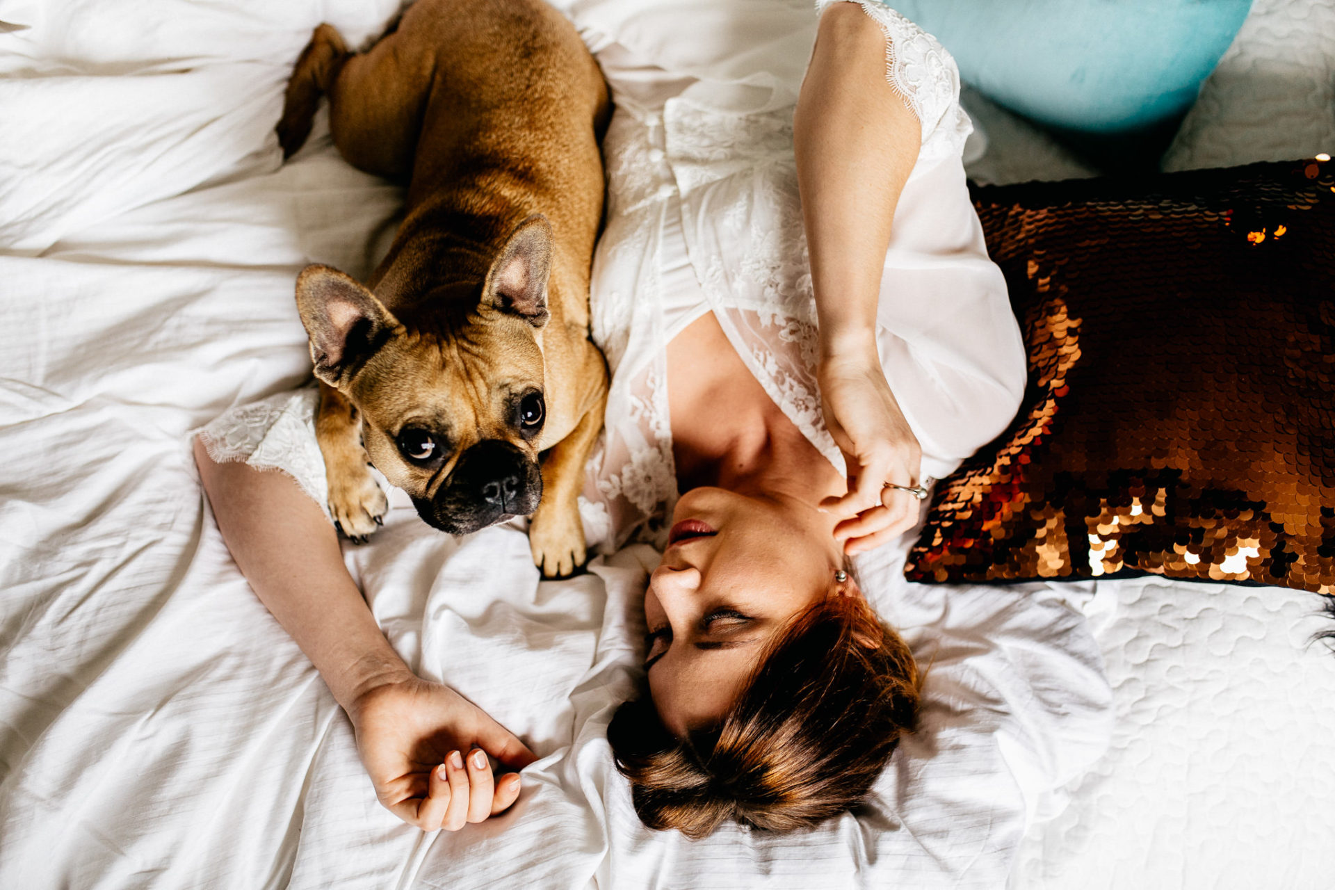 Braut Boudoir Session Fotografie mit Hund French Bulldog Frenchie Hochzeitsfotografie Brautrobe Lunga Sina Fischer
