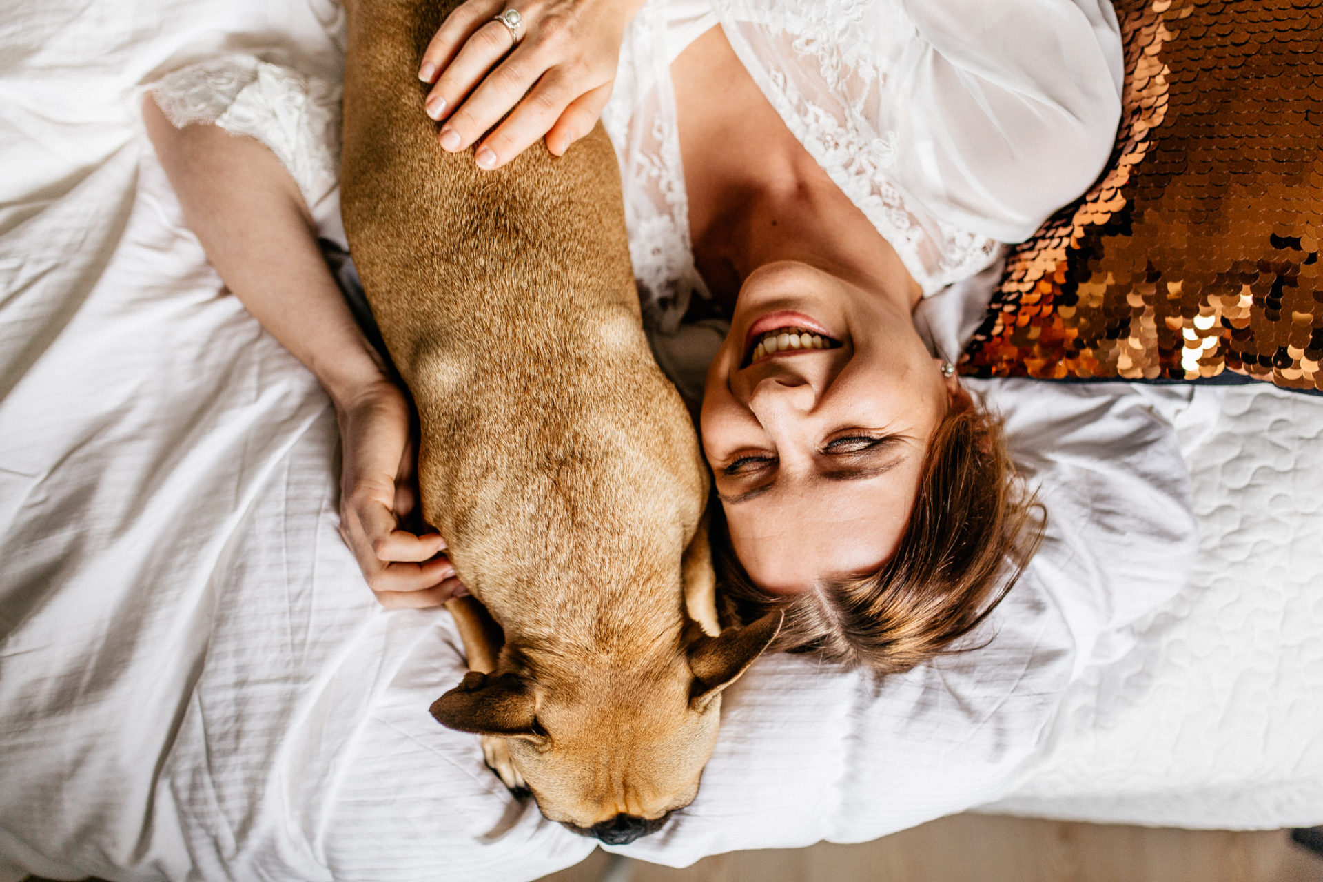 Braut Boudoir Session Fotografie mit Hund French Bulldog Frenchie Hochzeitsfotografie Brautrobe Lunga Sina Fischer