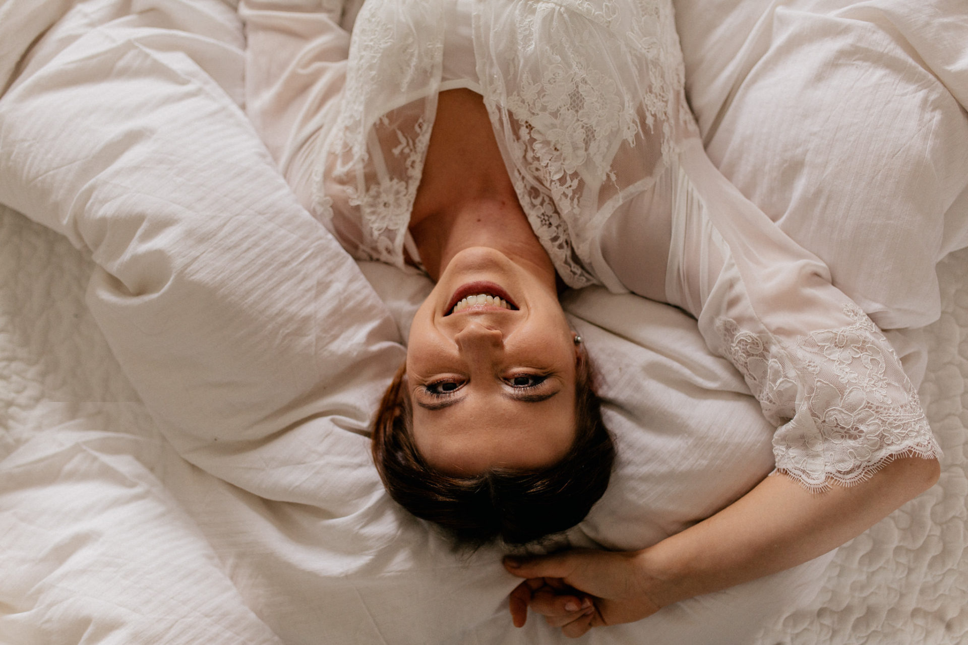 Braut Boudoir Session Fotografie mit Hund French Bulldog Frenchie Hochzeitsfotografie Brautrobe Lunga Sina Fischer