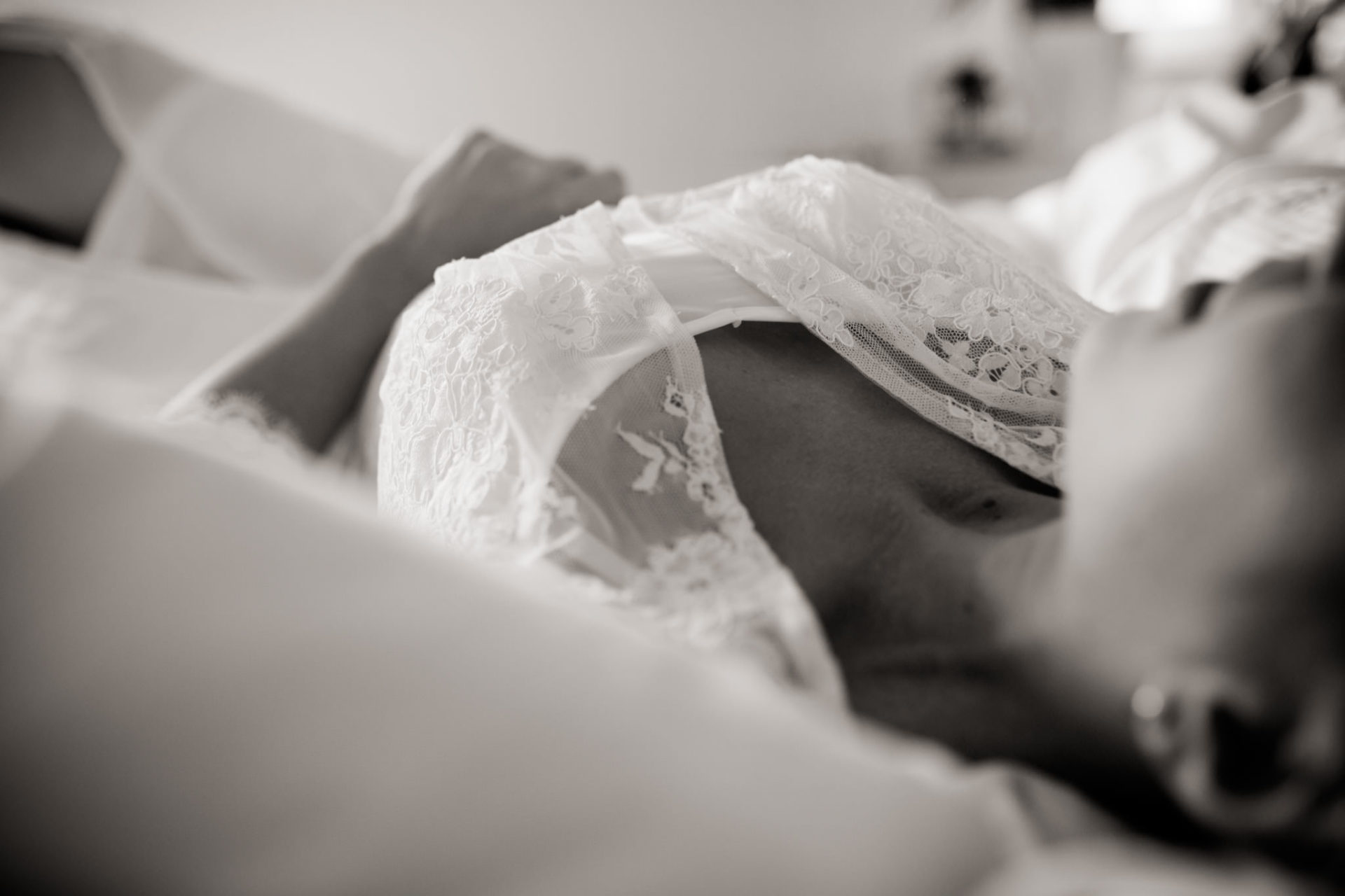 Braut Boudoir Session Fotografie mit Hund French Bulldog Frenchie Hochzeitsfotografie Brautrobe Lunga Sina Fischer