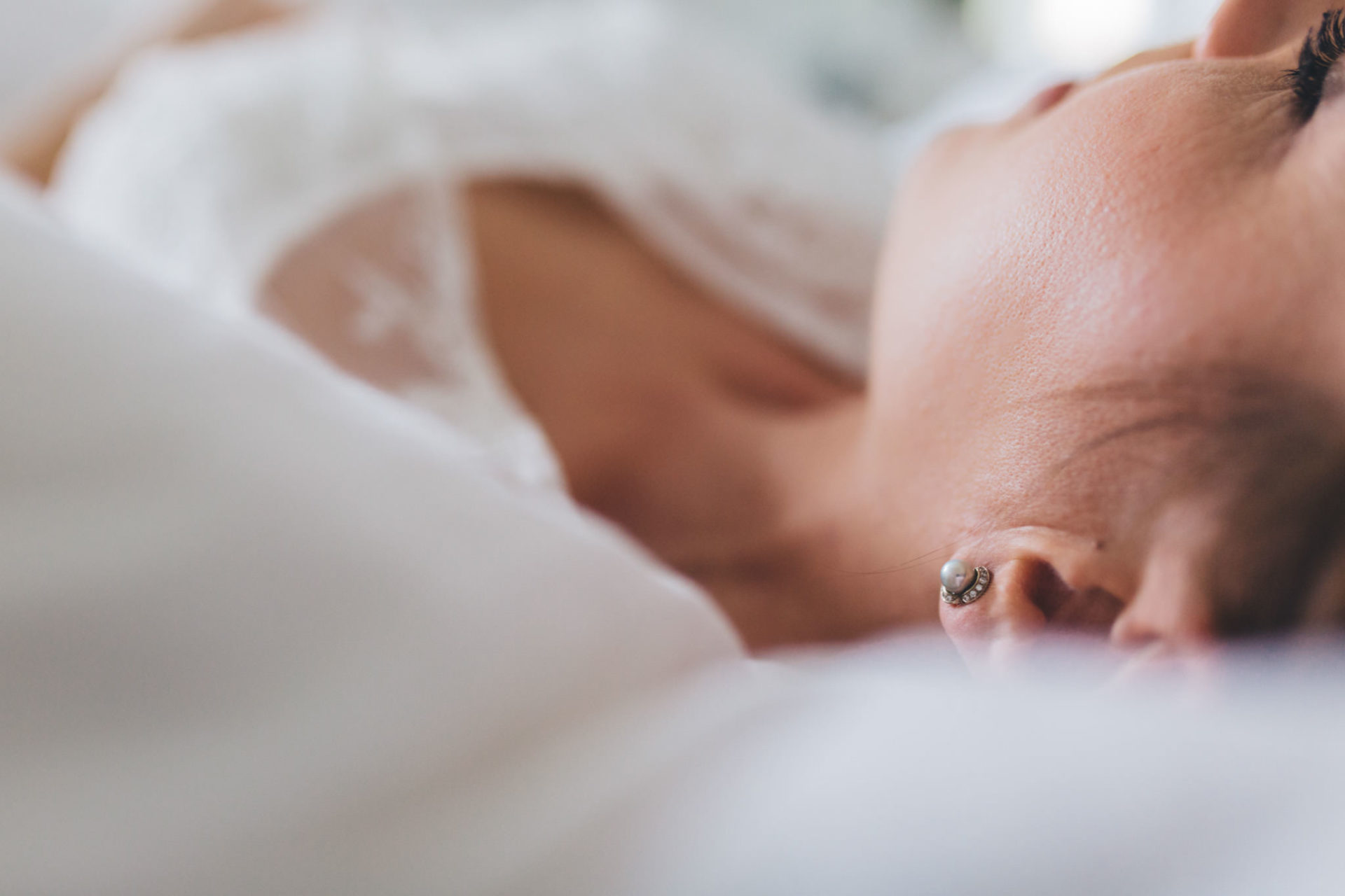 Braut Boudoir Session Fotografie mit Hund French Bulldog Frenchie Hochzeitsfotografie Brautrobe Lunga Sina Fischer