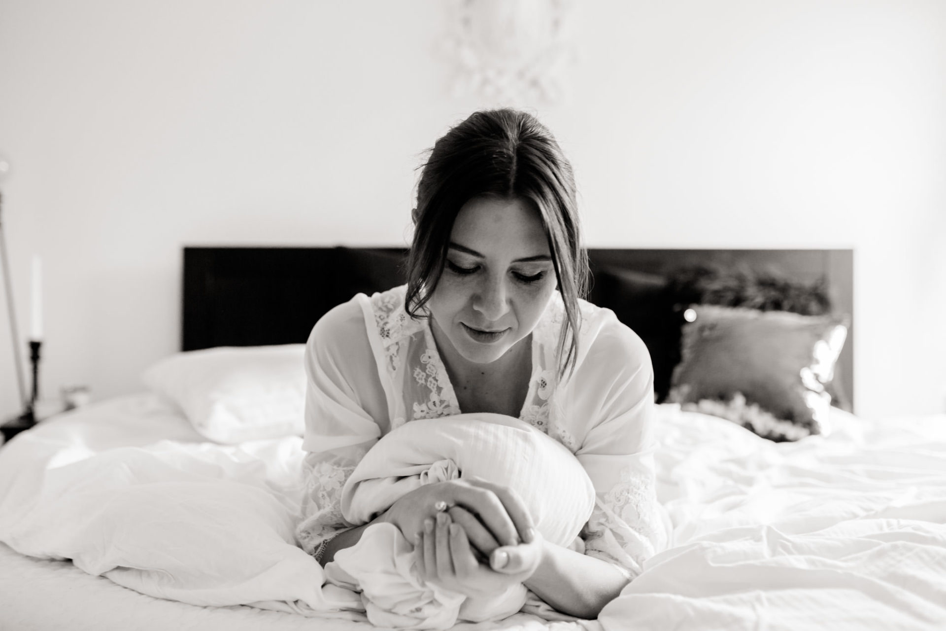 Braut Boudoir Session Fotografie mit Hund French Bulldog Frenchie Hochzeitsfotografie Brautrobe Lunga Sina Fischer