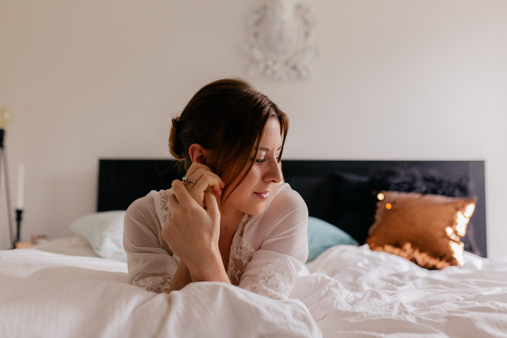 Braut Boudoir Session Fotografie mit Hund French Bulldog Frenchie Hochzeitsfotografie Brautrobe Lunga Sina Fischer