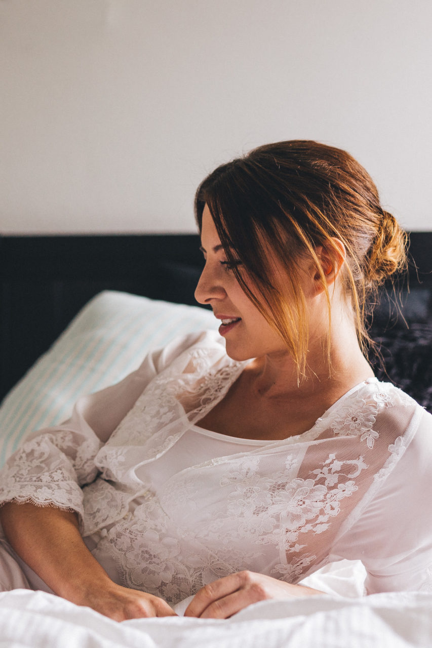 Braut Boudoir Session Fotografie mit Hund French Bulldog Frenchie Hochzeitsfotografie Brautrobe Lunga Sina Fischer