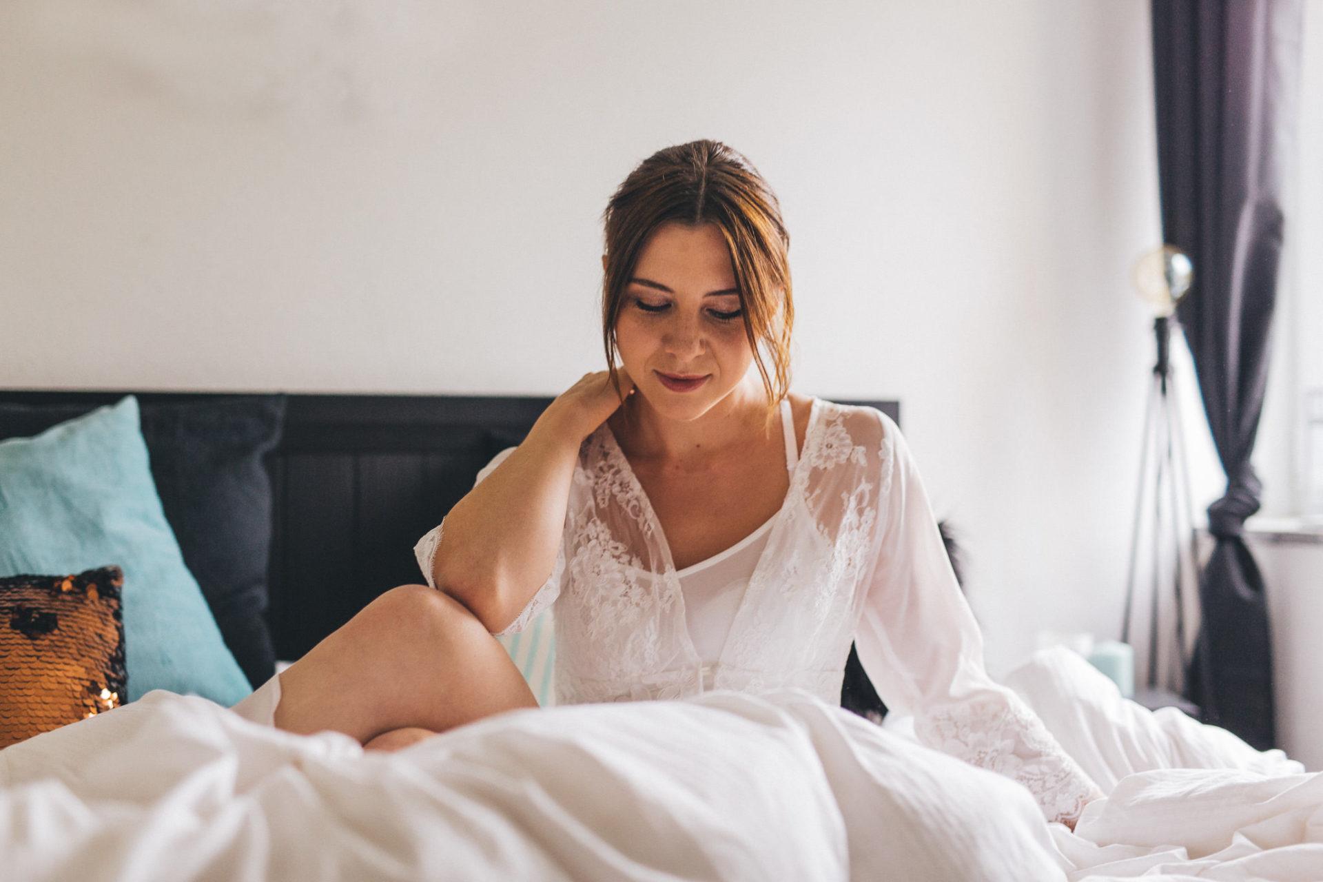 Braut Boudoir Session Fotografie mit Hund French Bulldog Frenchie Hochzeitsfotografie Brautrobe Lunga Sina Fischer