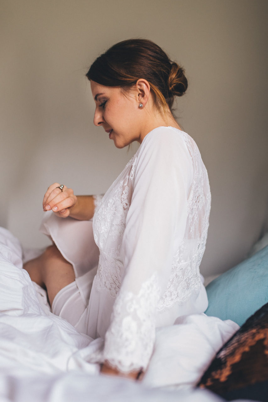 Braut Boudoir Session Fotografie mit Hund French Bulldog Frenchie Hochzeitsfotografie Brautrobe Lunga Sina Fischer