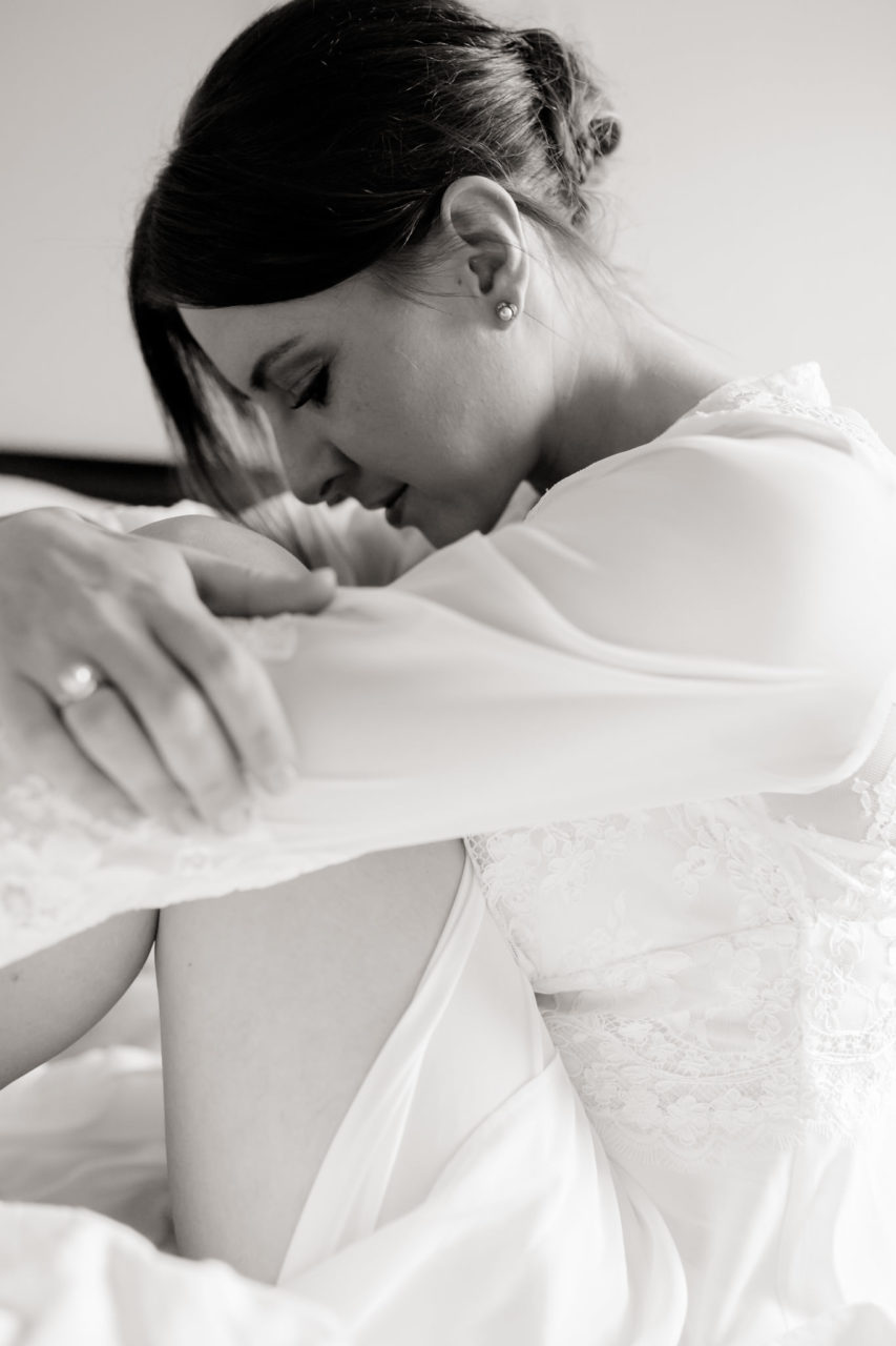 Braut Boudoir Session Fotografie mit Hund French Bulldog Frenchie Hochzeitsfotografie Brautrobe Lunga Sina Fischer